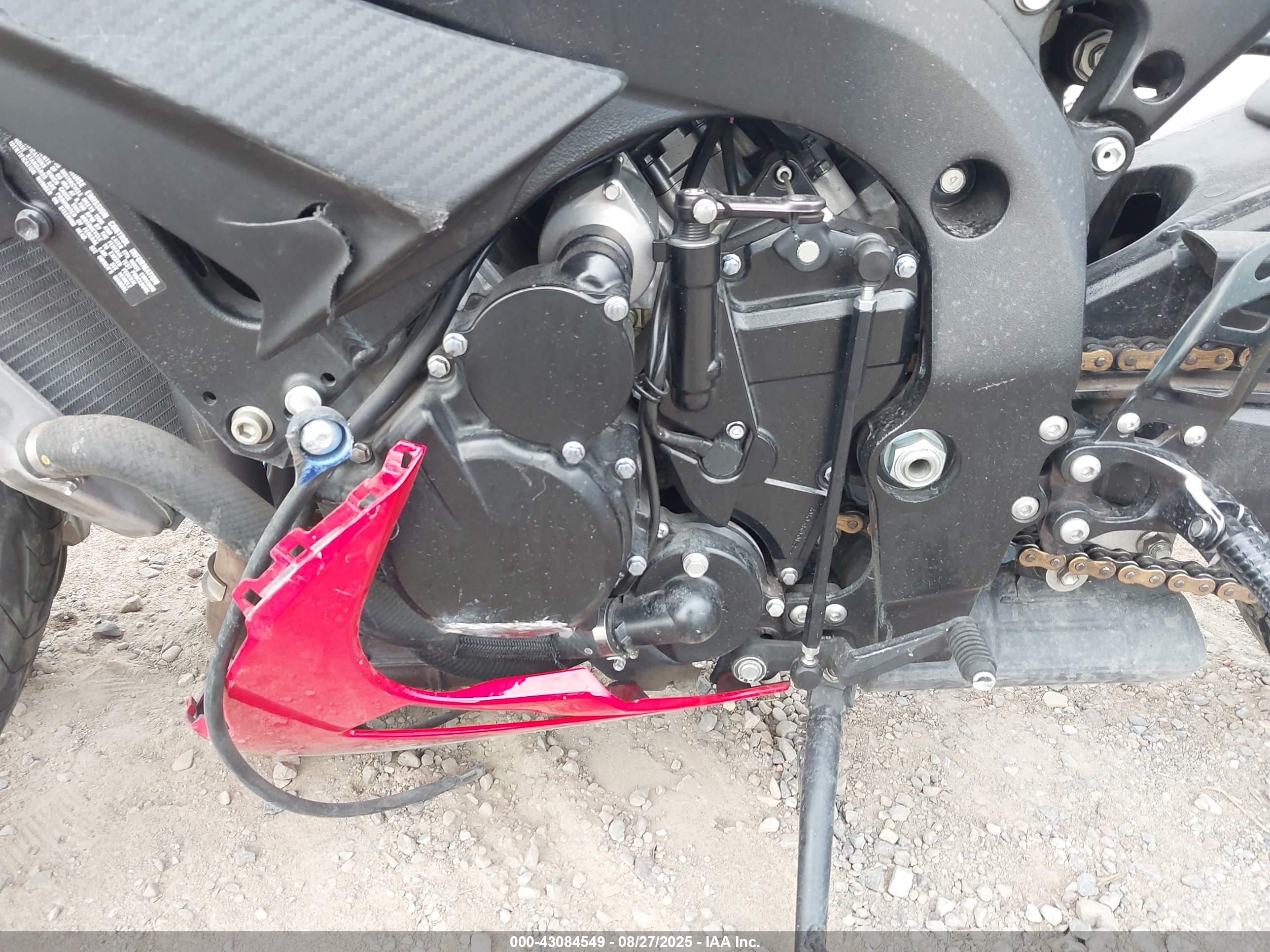 SUZUKI GSX-R750 image 9