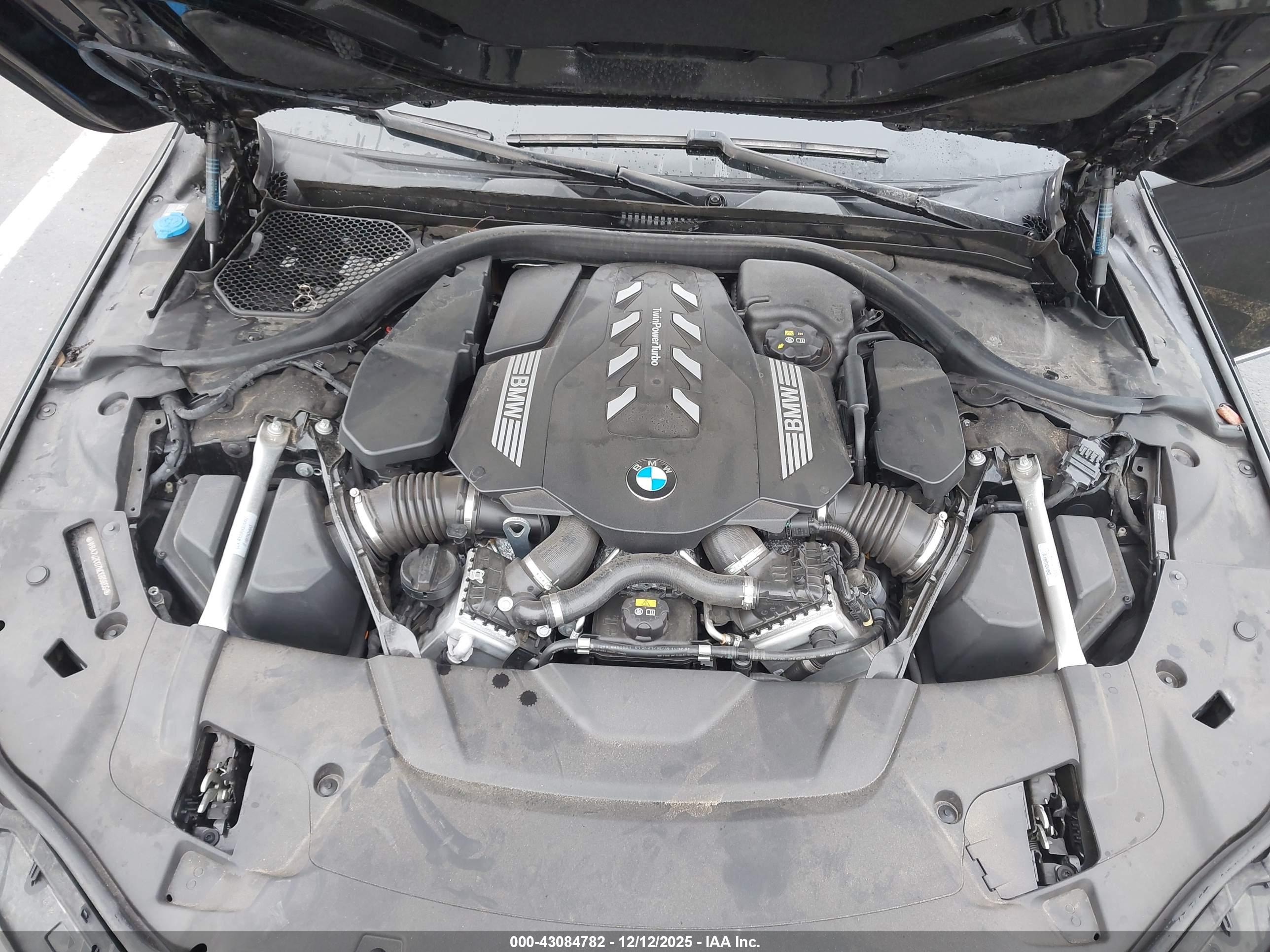 BMW 750 image 10