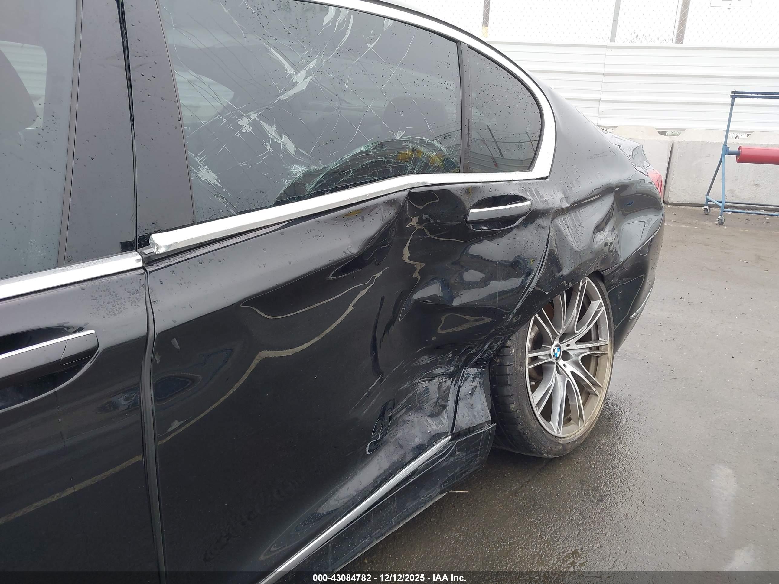 BMW 750 image 6