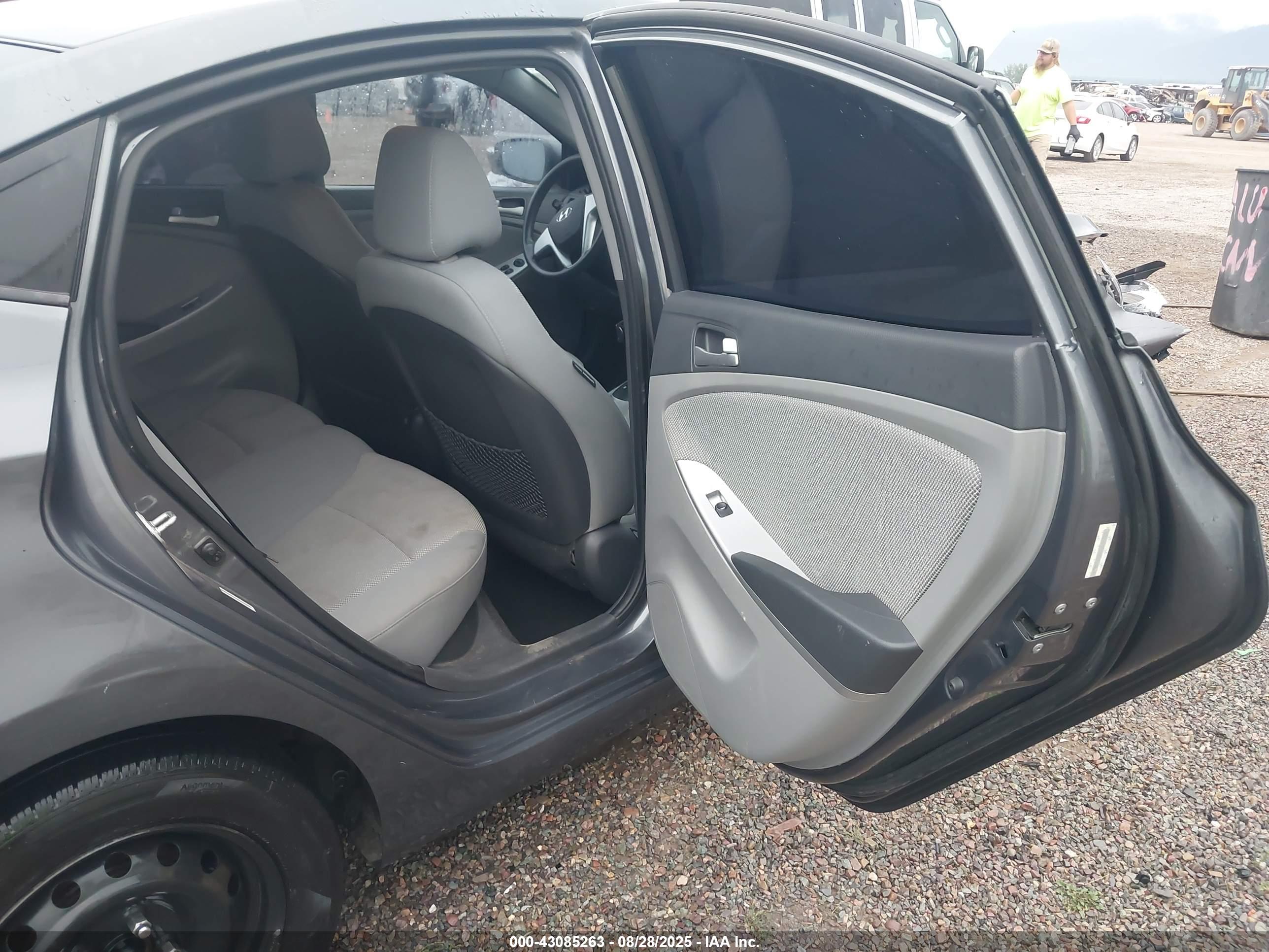 HYUNDAI ACCENT image 8