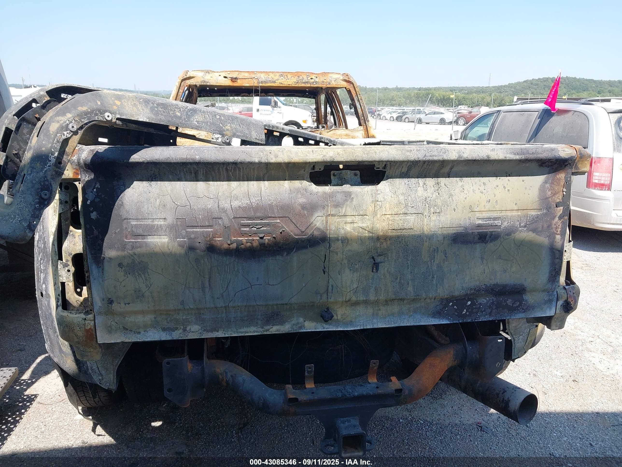 CHEVROLET SILVERADO image 8