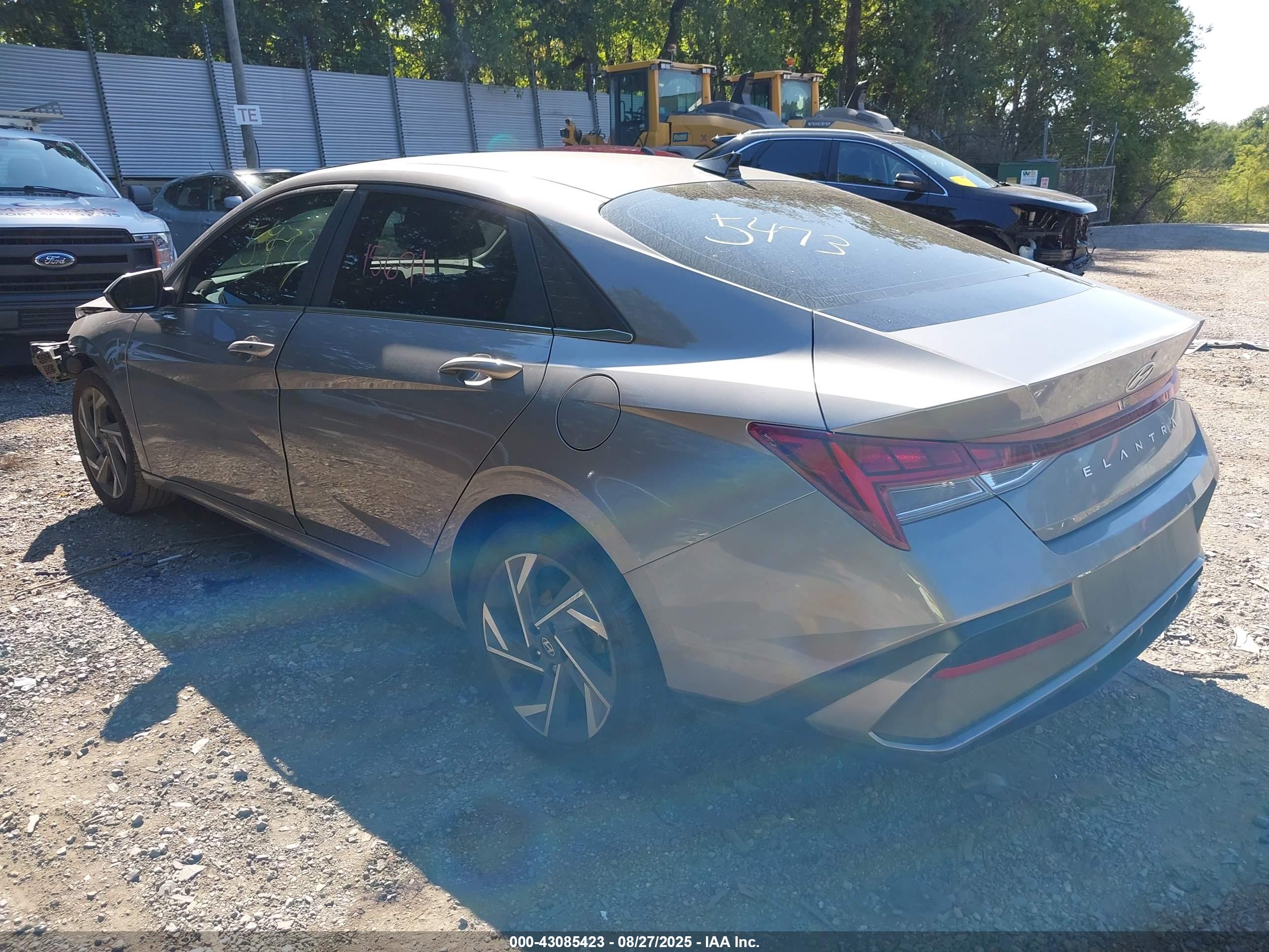 HYUNDAI ELANTRA image 3