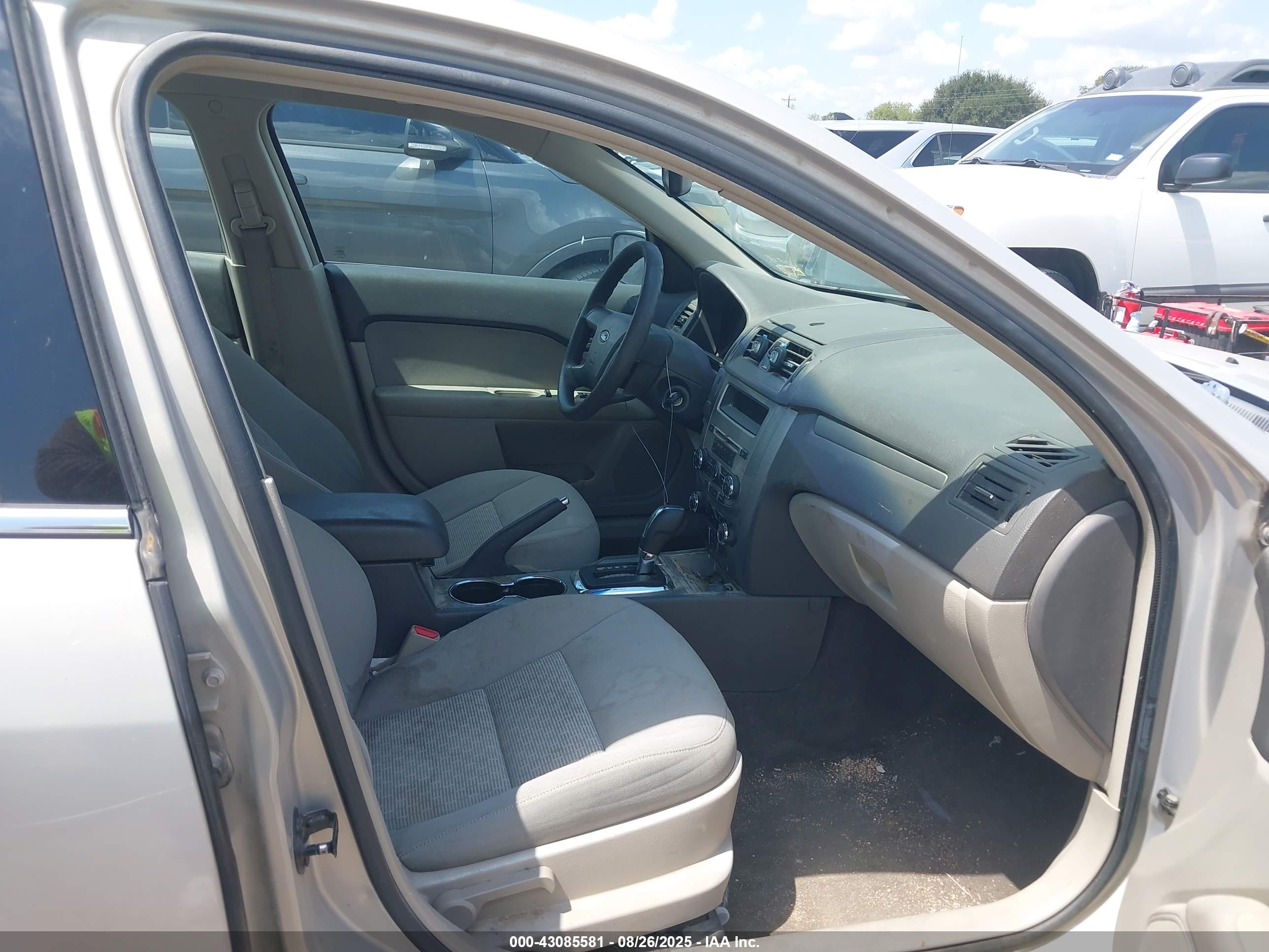 FORD FUSION image 5