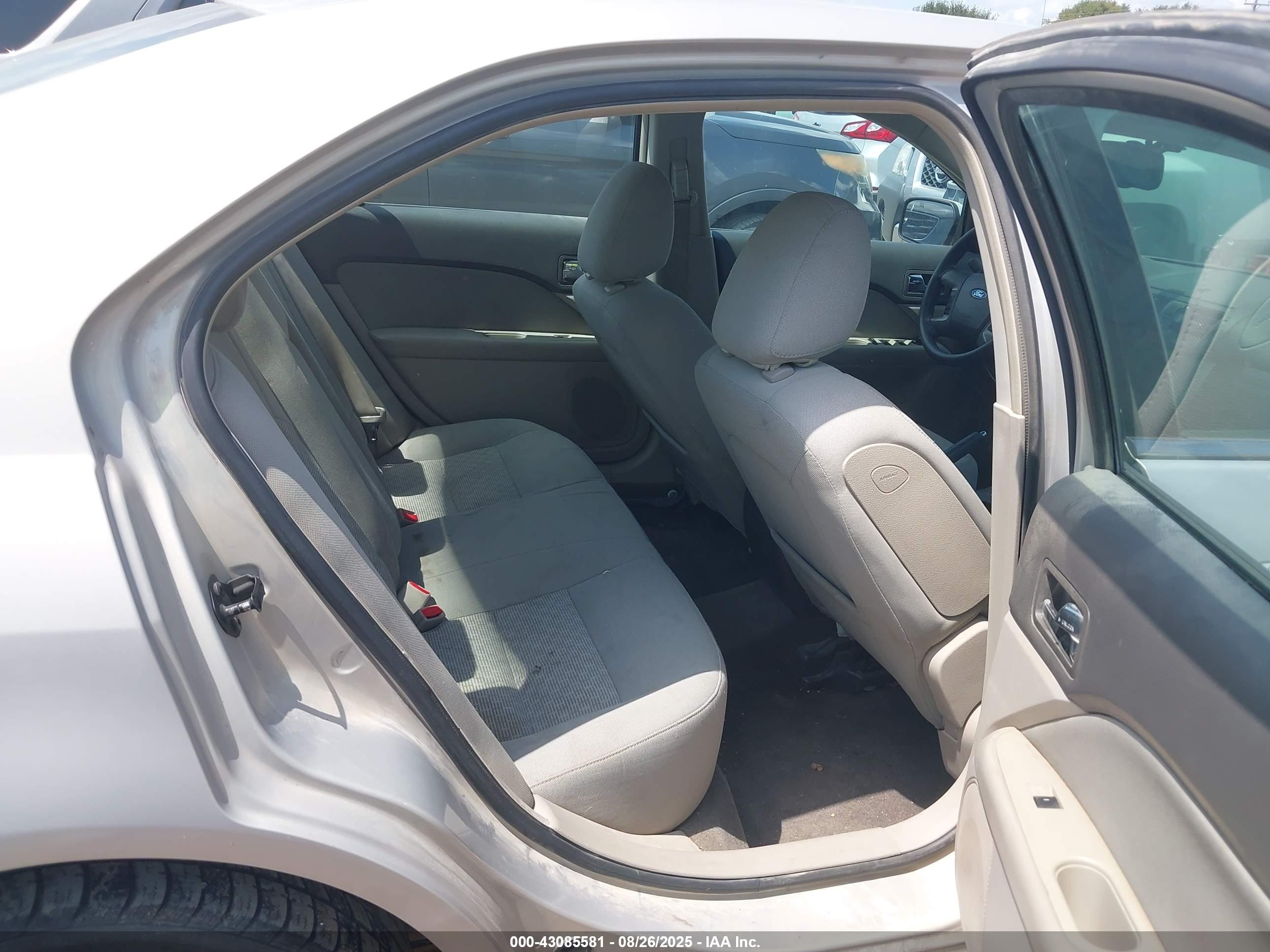 FORD FUSION image 8