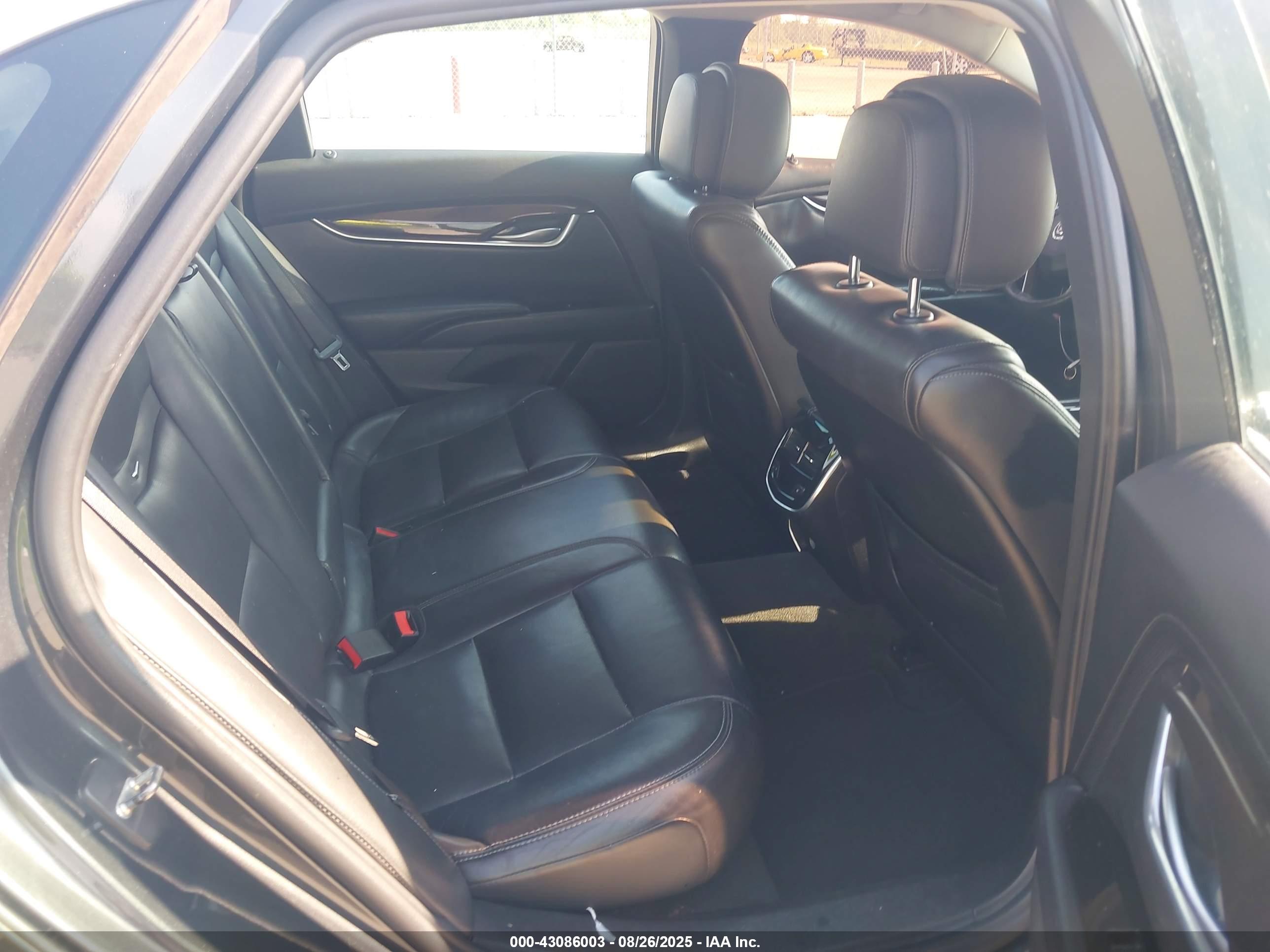 CADILLAC XTS image 8