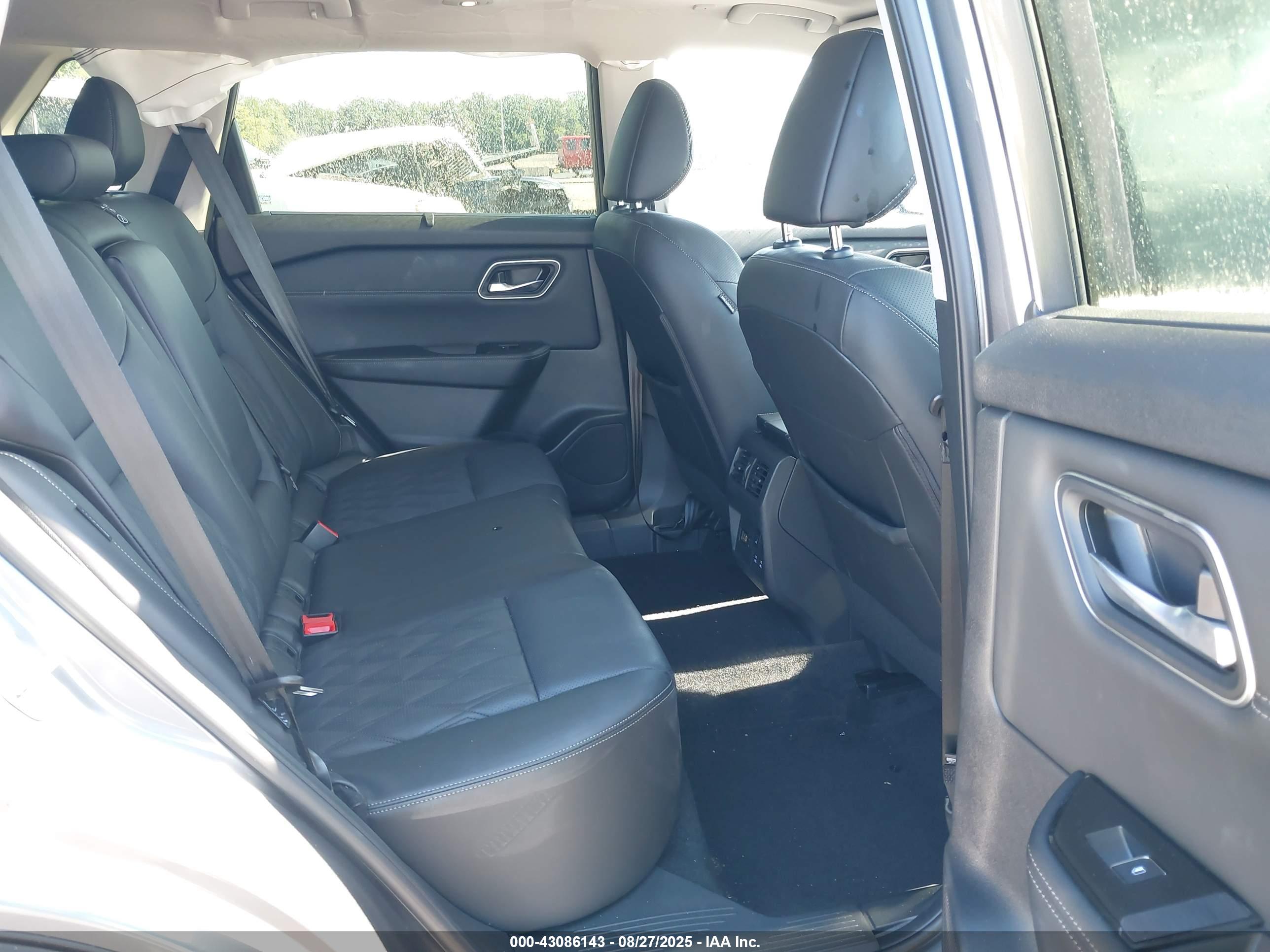 NISSAN ROGUE image 8