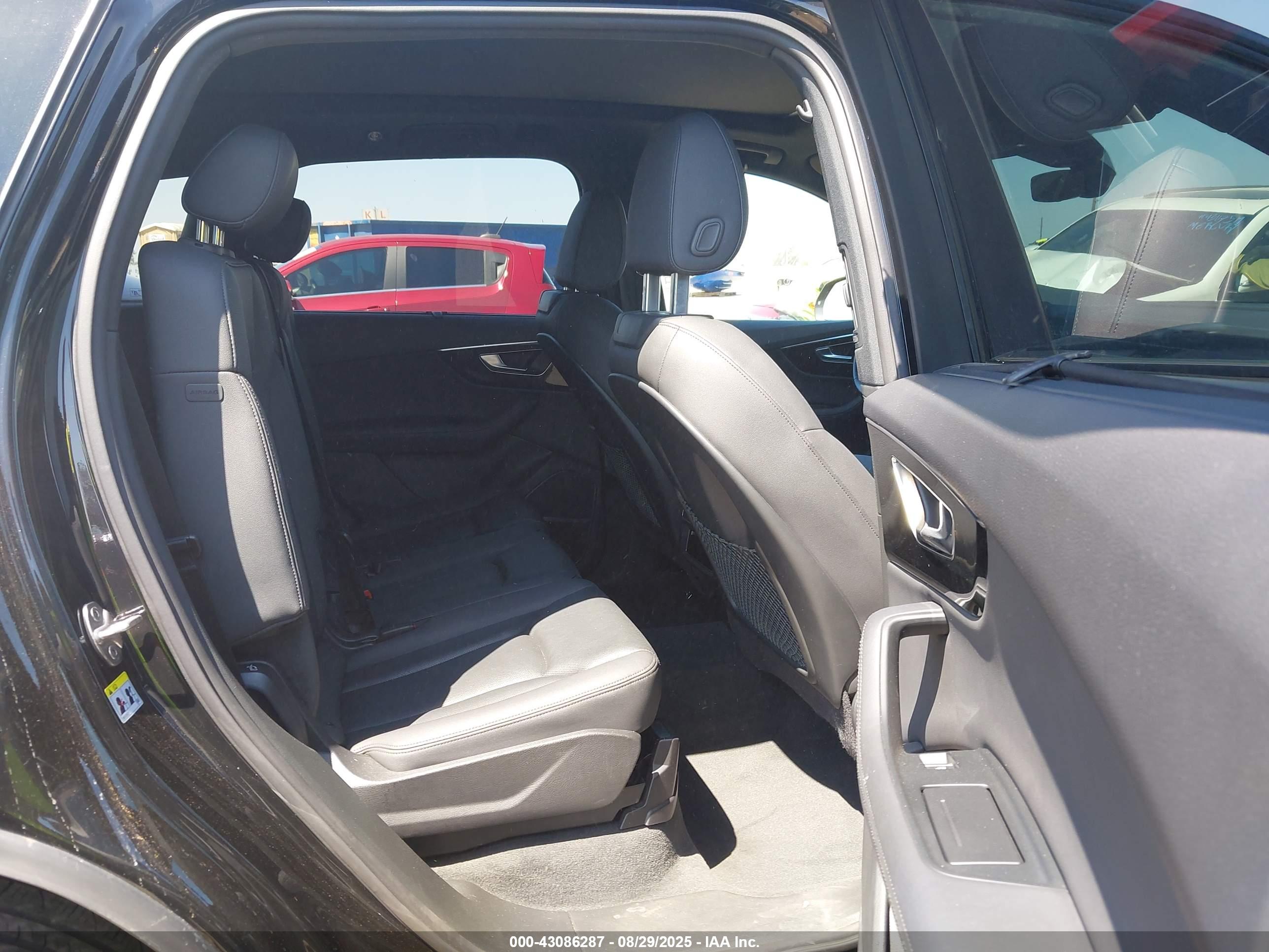 AUDI Q7 image 8