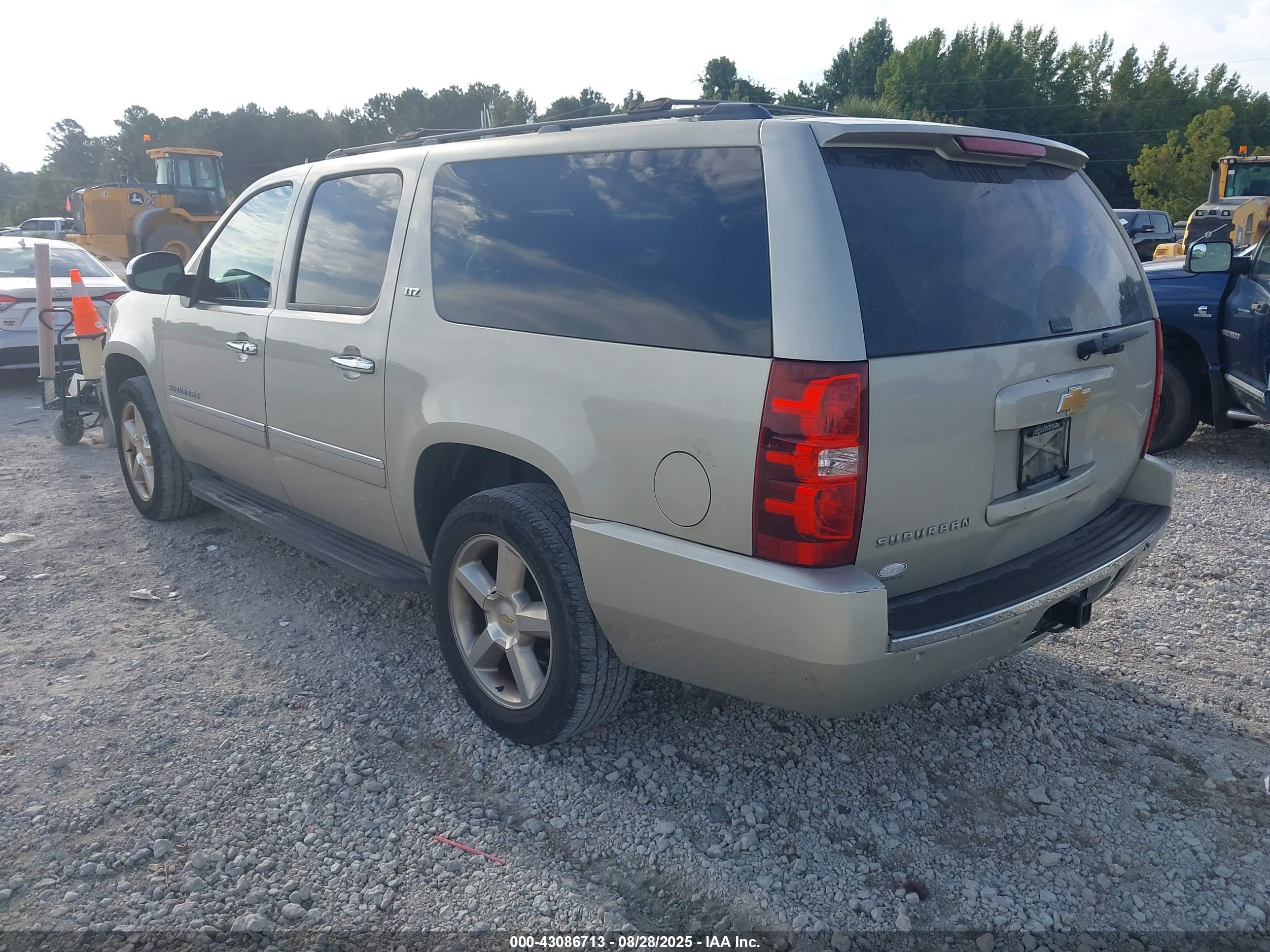 CHEVROLET SUBURBAN image 3