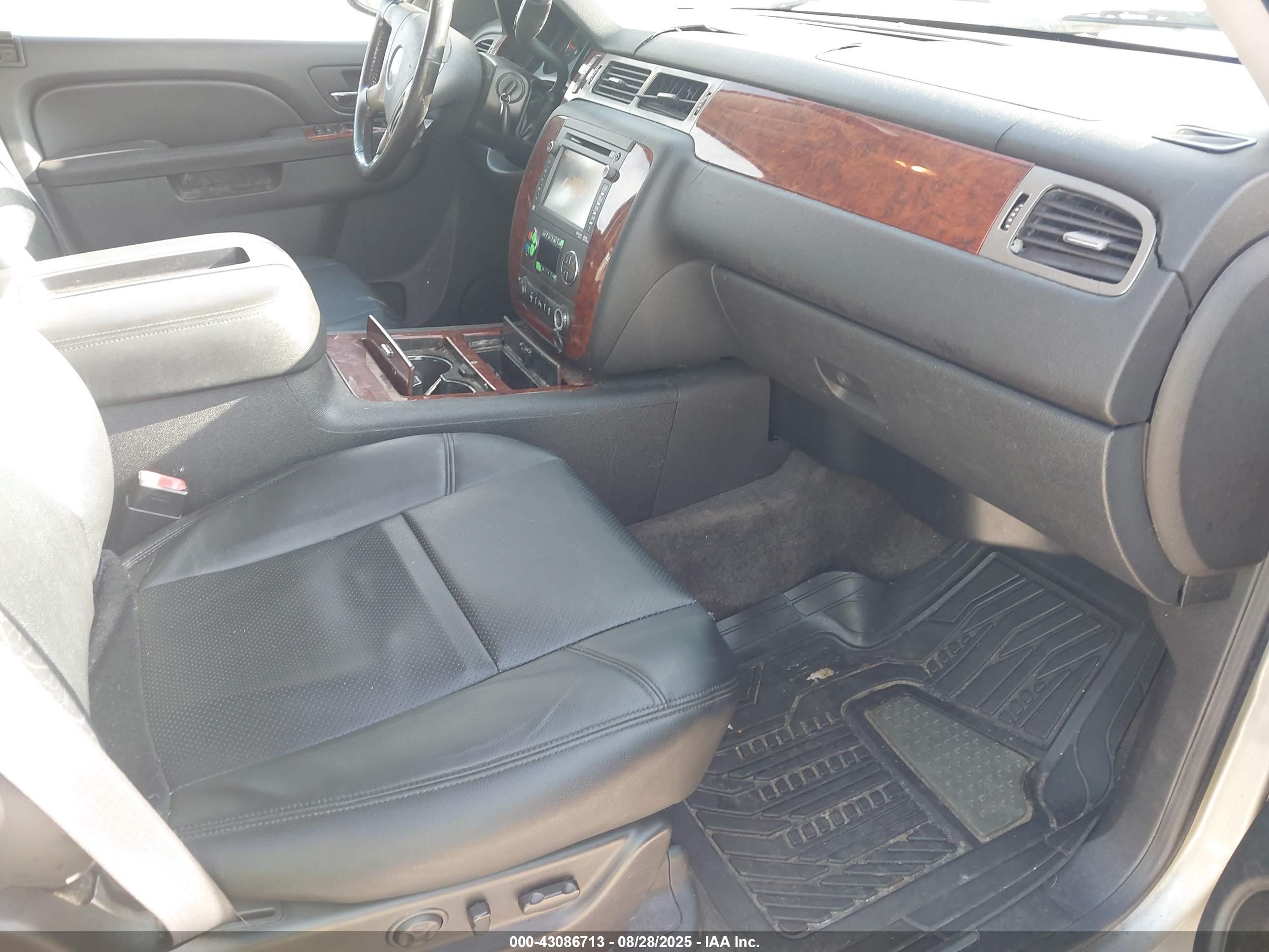 CHEVROLET SUBURBAN image 5