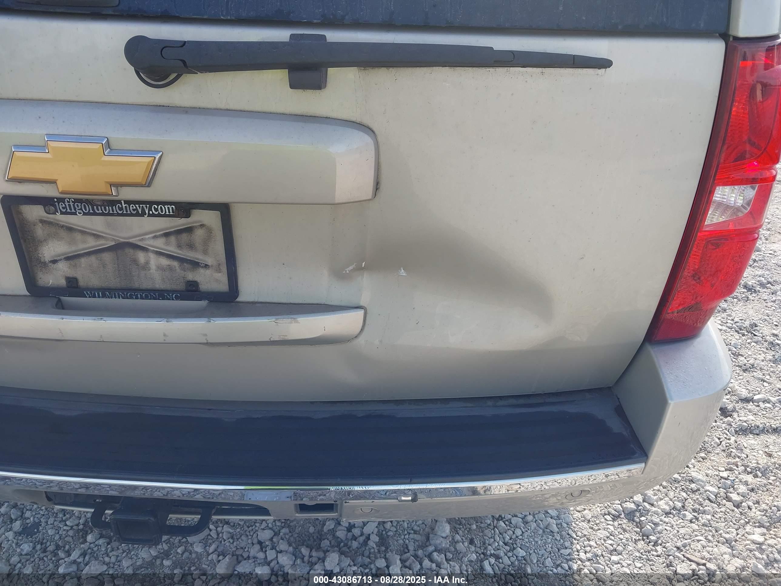 CHEVROLET SUBURBAN image 6