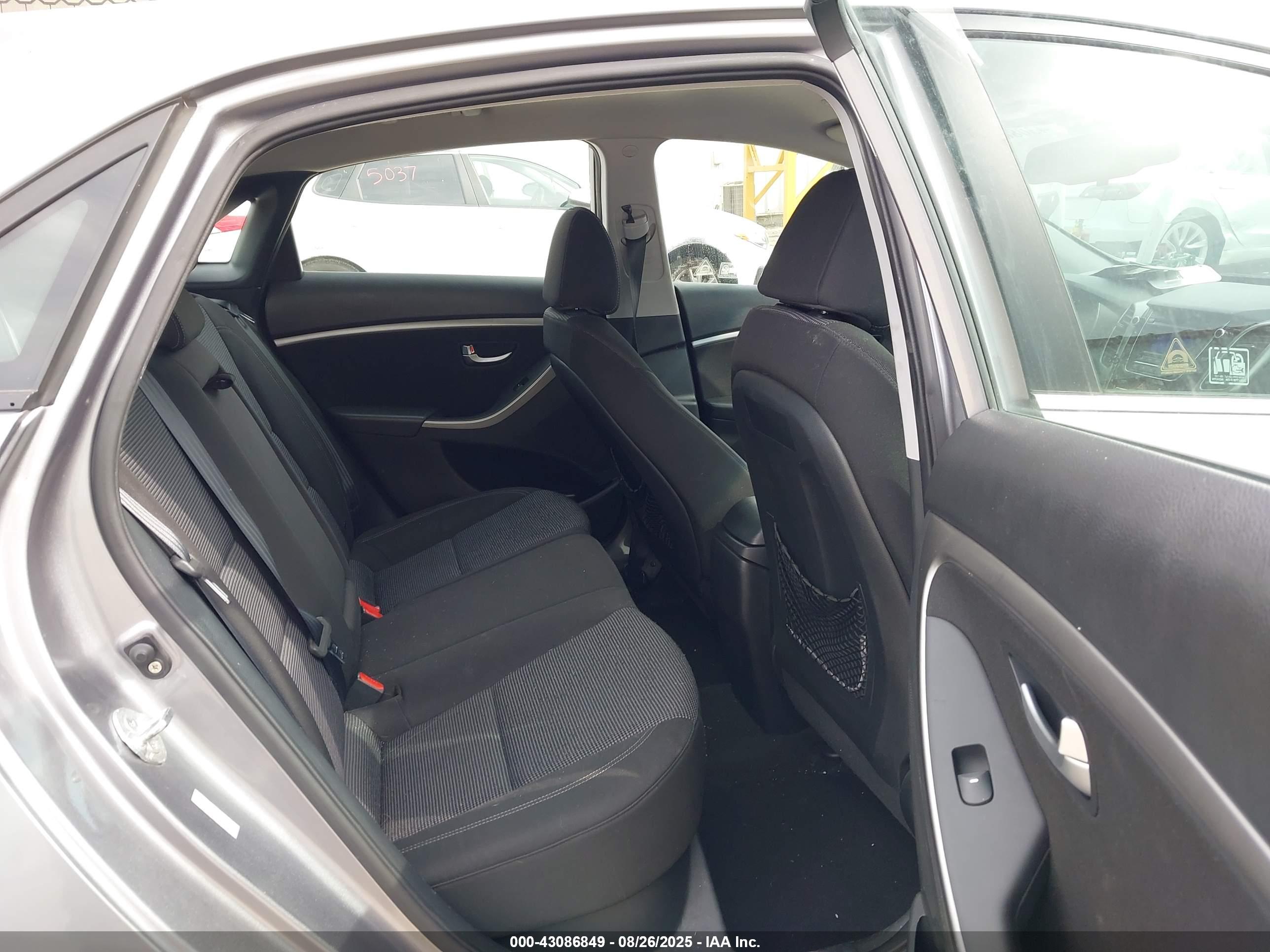 HYUNDAI ELANTRA image 8