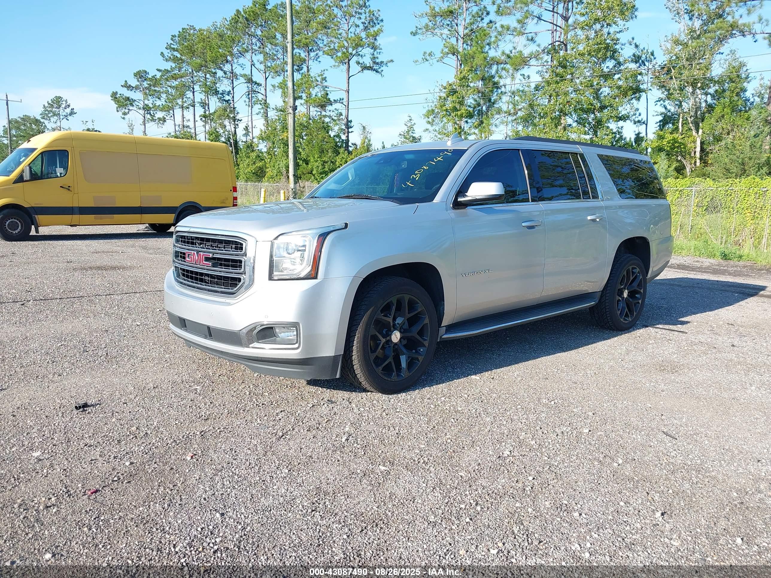 GMC YUKON image 2