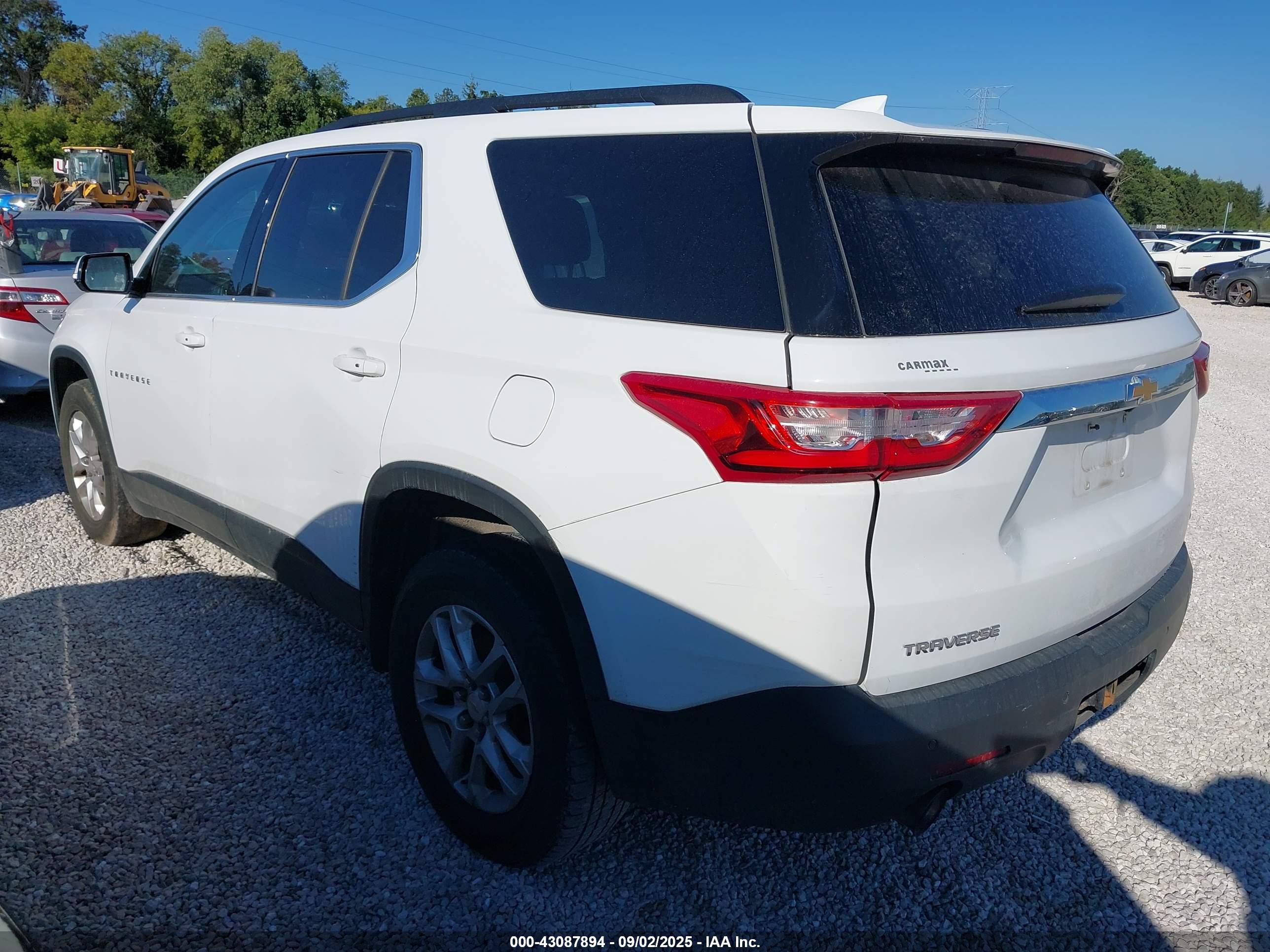 CHEVROLET TRAVERSE image 3
