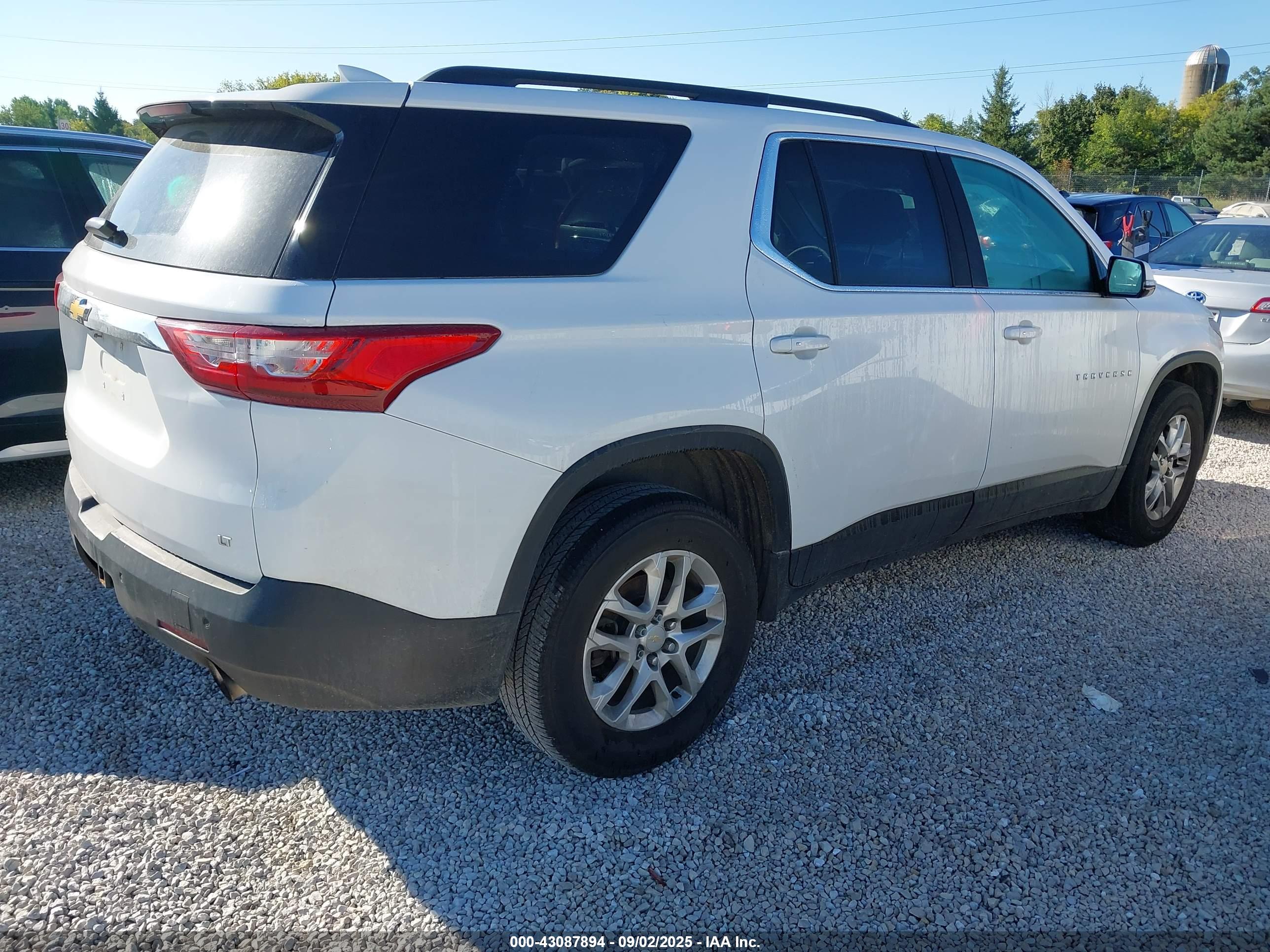 CHEVROLET TRAVERSE image 4