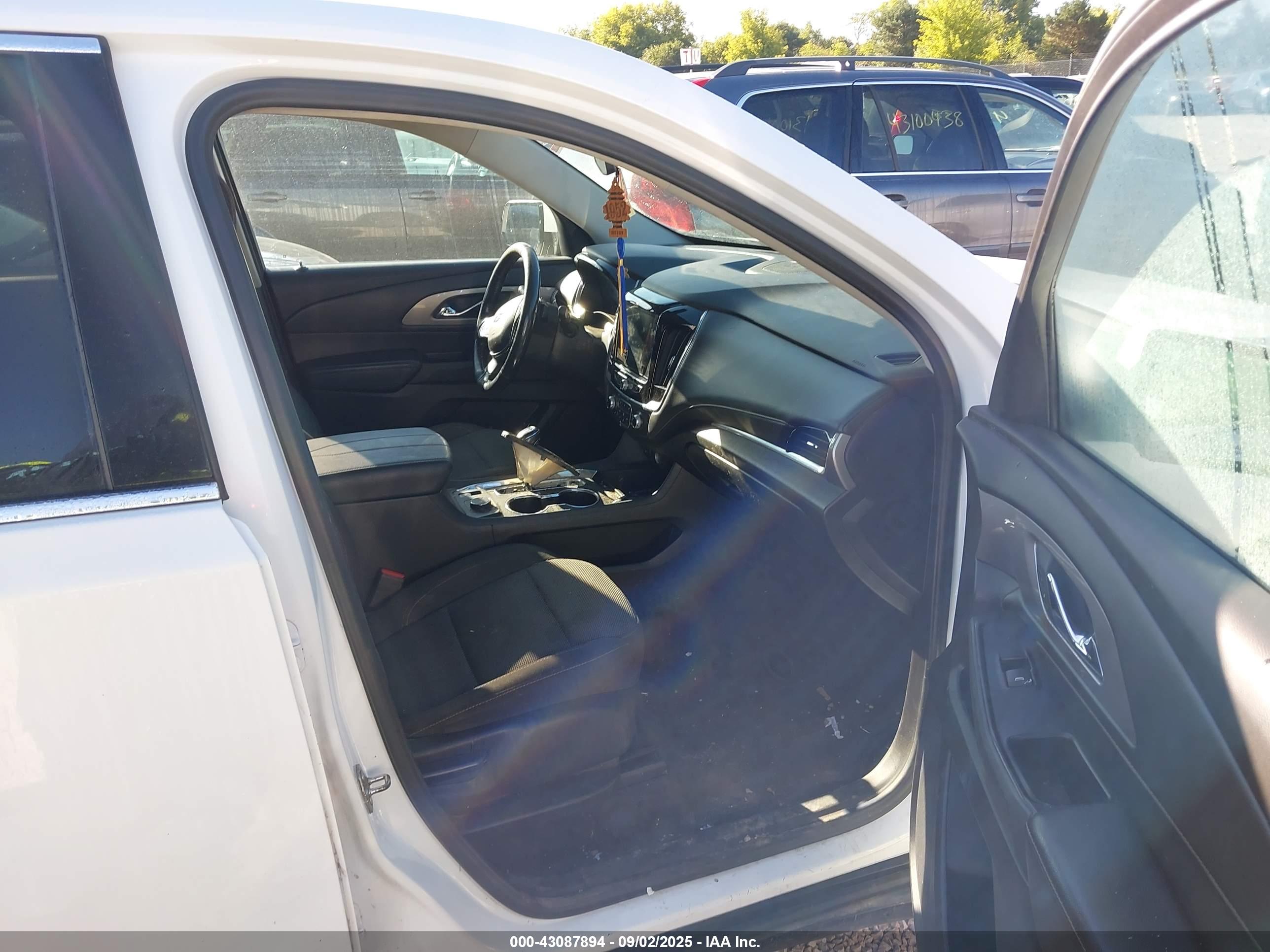 CHEVROLET TRAVERSE image 5