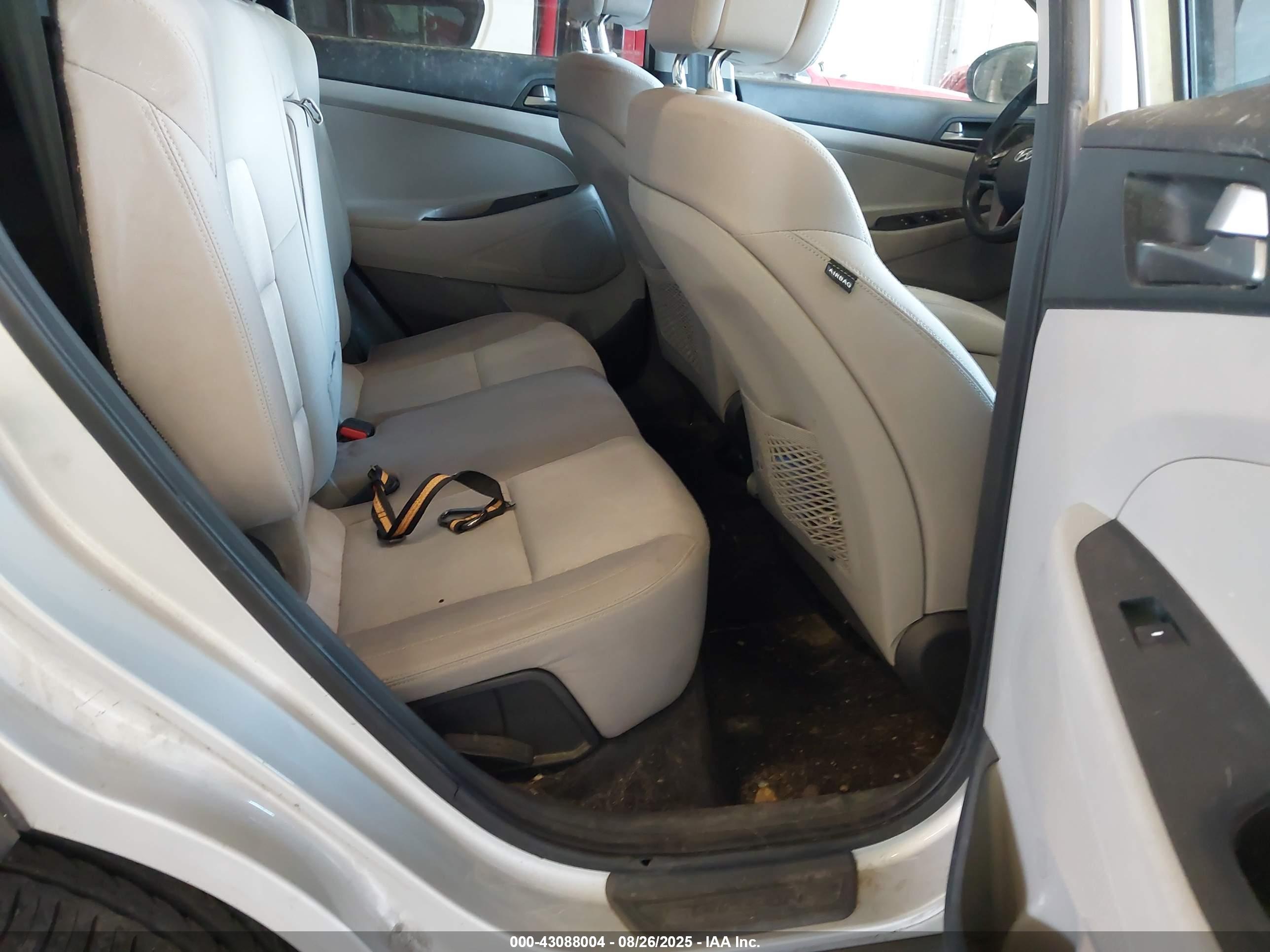 HYUNDAI TUCSON image 8