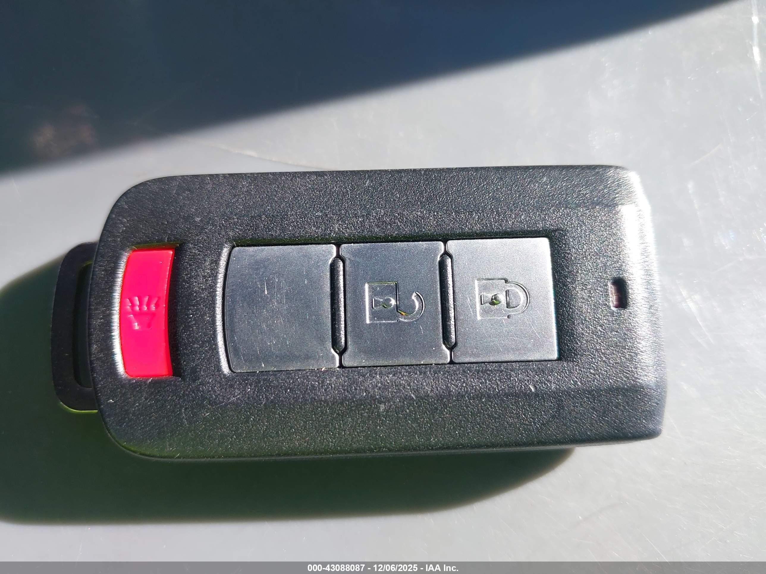 MITSUBISHI OUTLANDER image 11