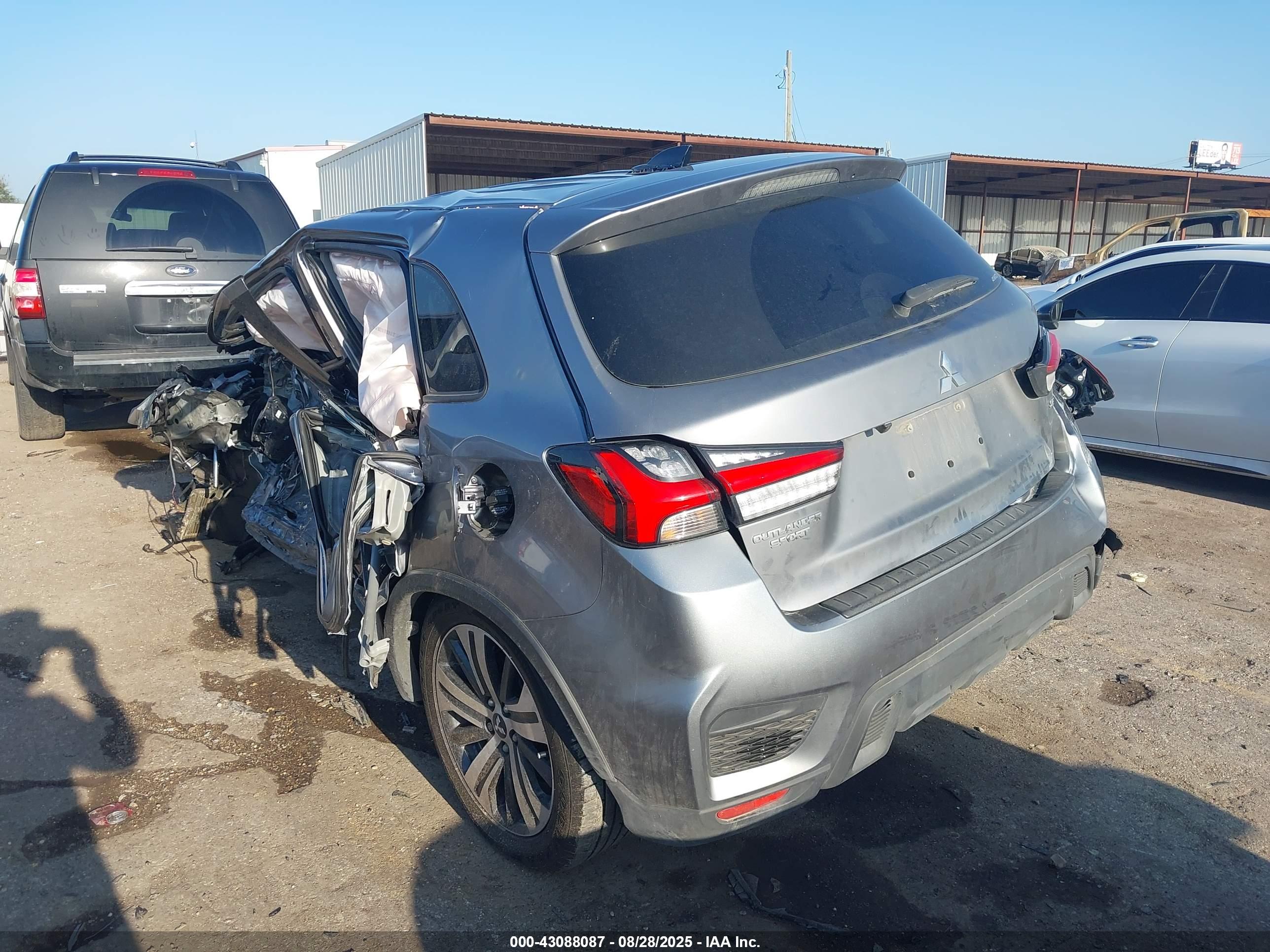 MITSUBISHI OUTLANDER image 3