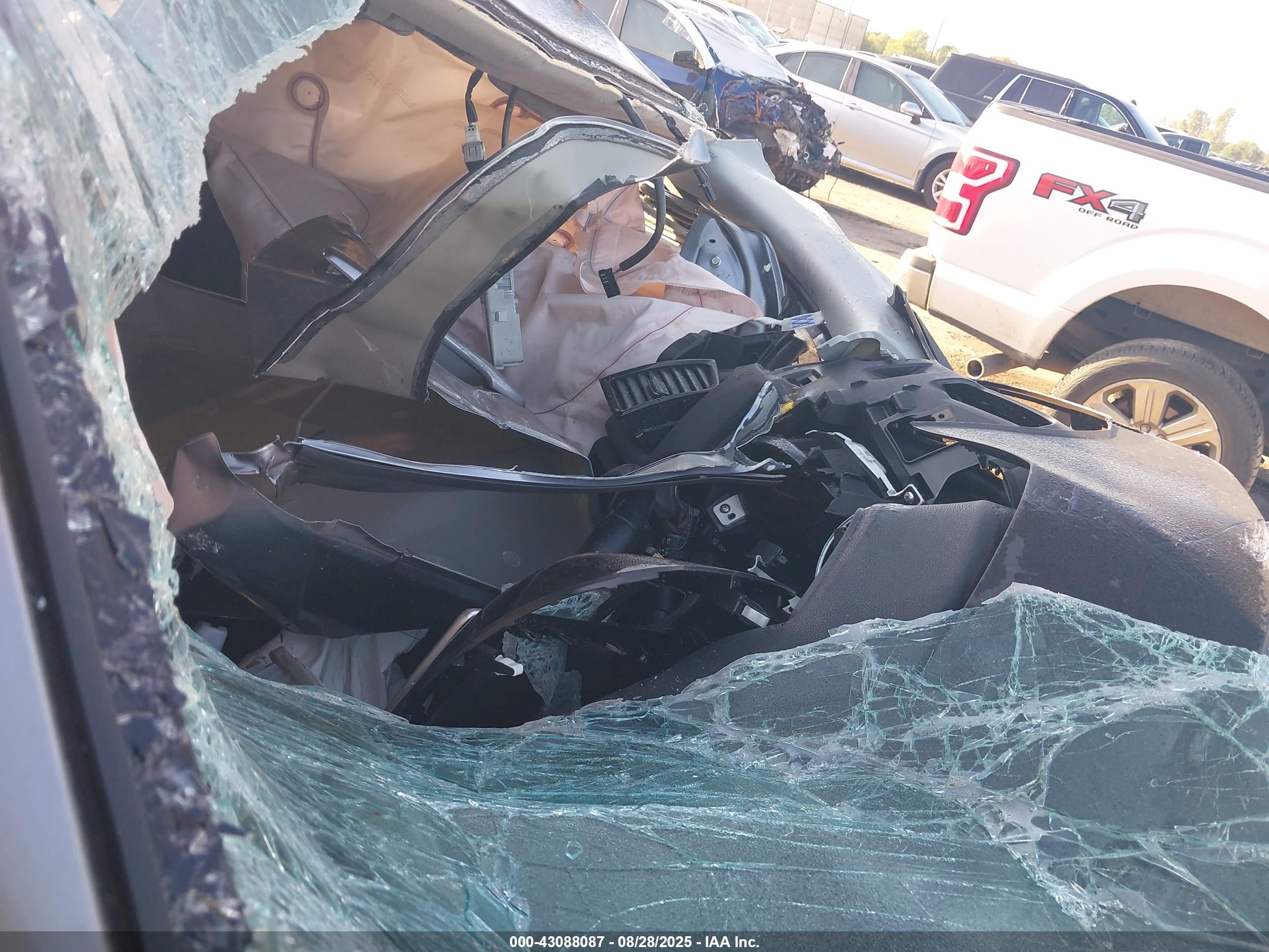 MITSUBISHI OUTLANDER image 7
