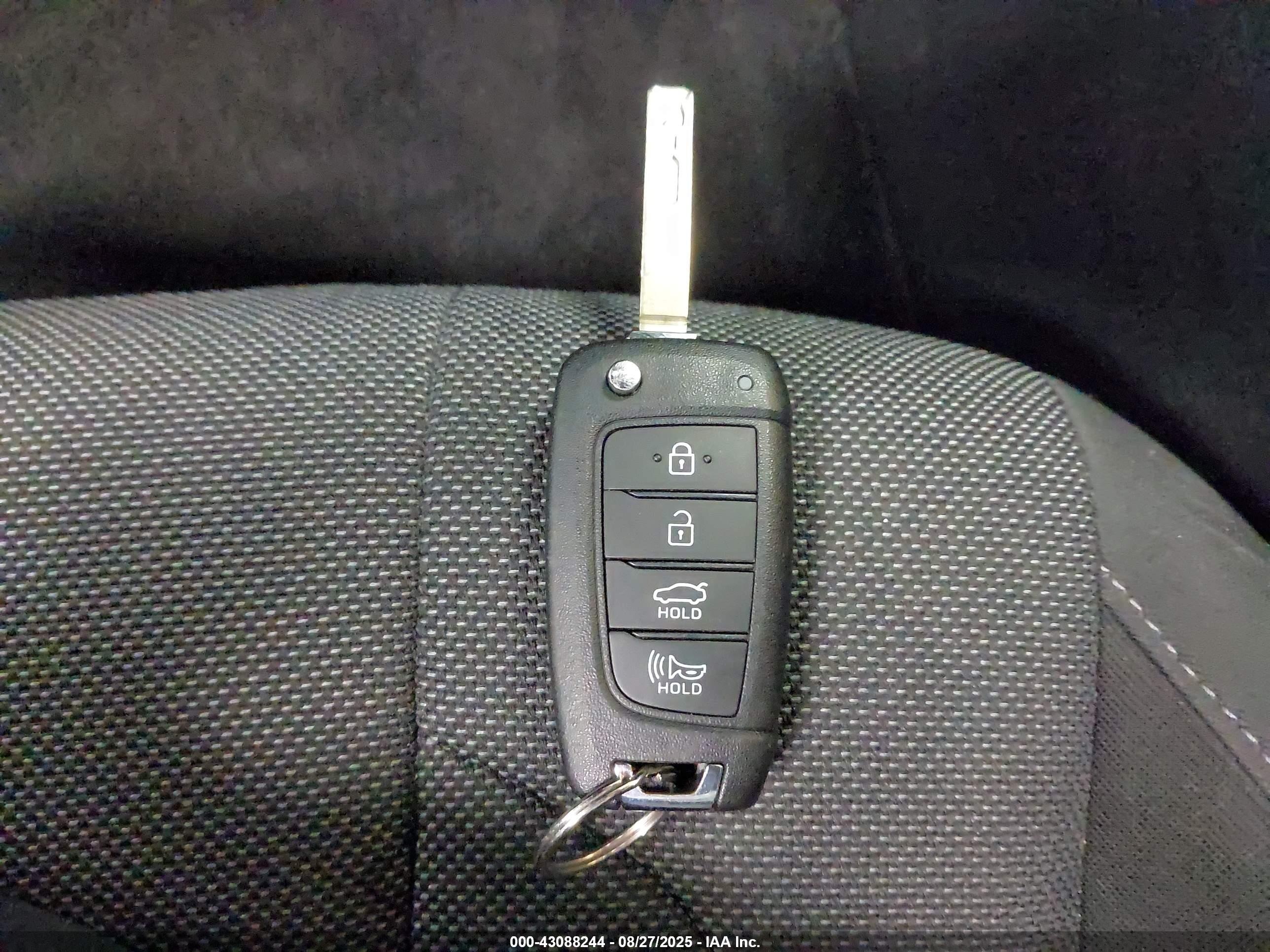 HYUNDAI ELANTRA image 11