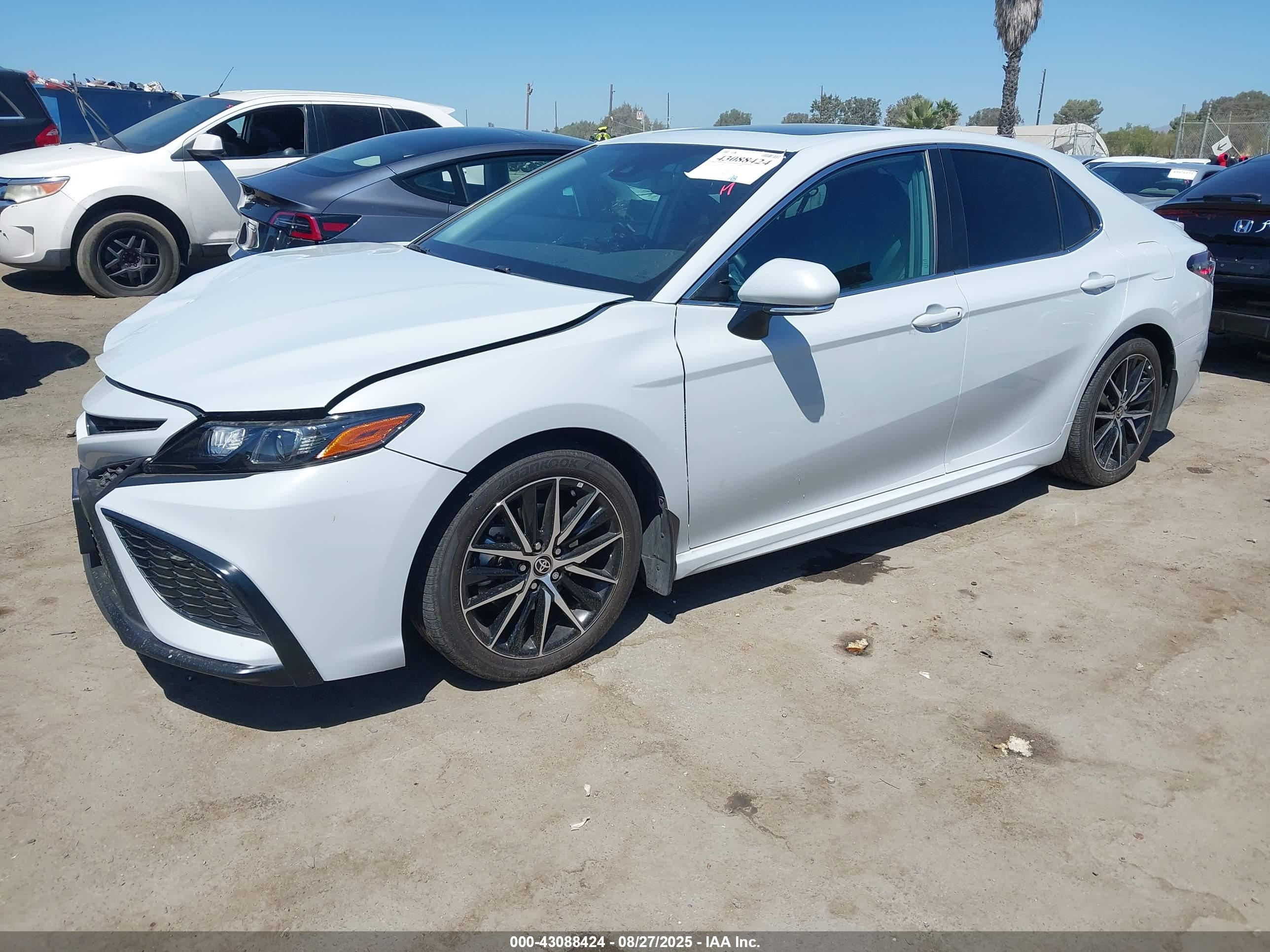 TOYOTA CAMRY image 2