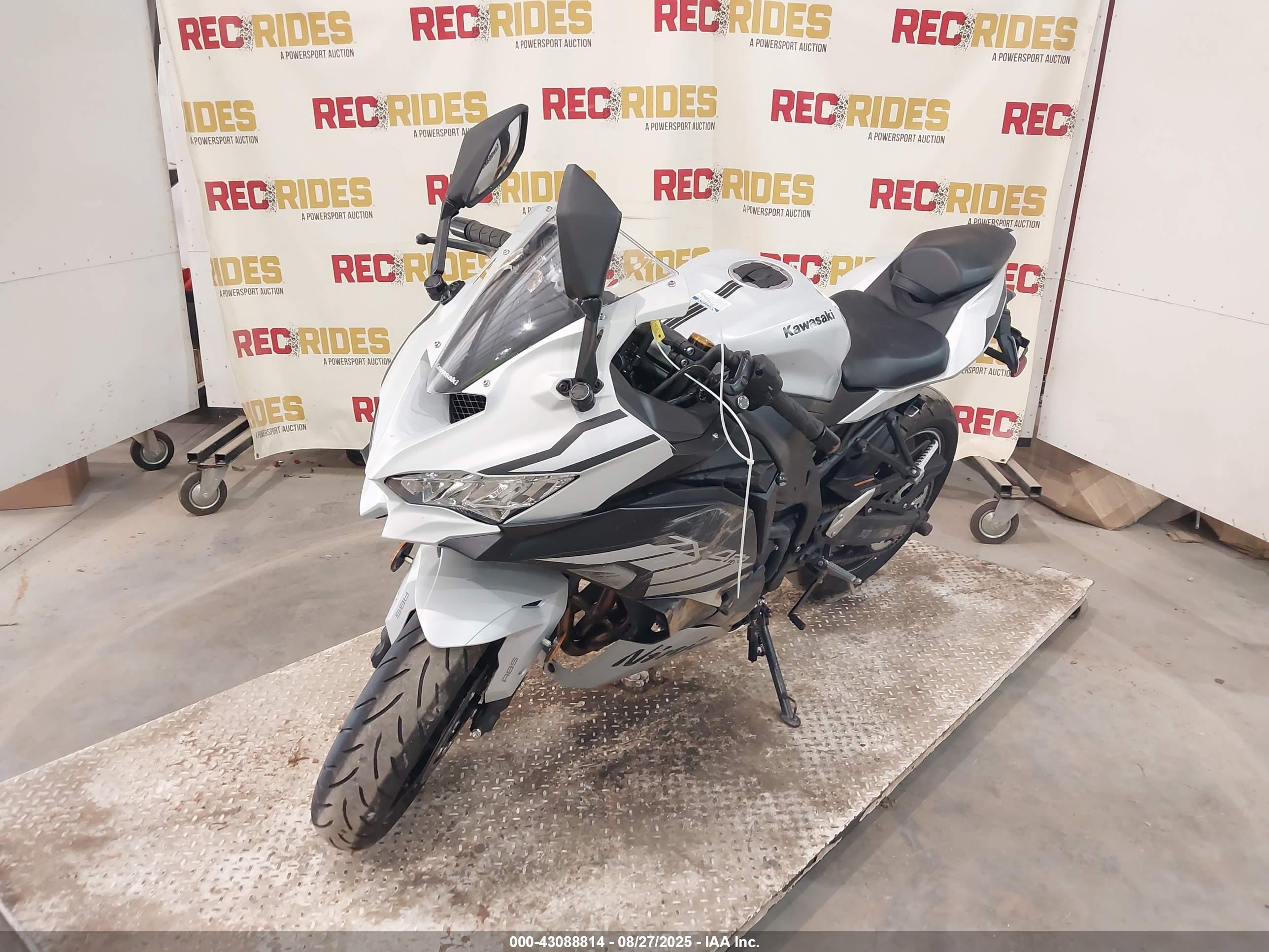 KAWASAKI ZX400 image 2