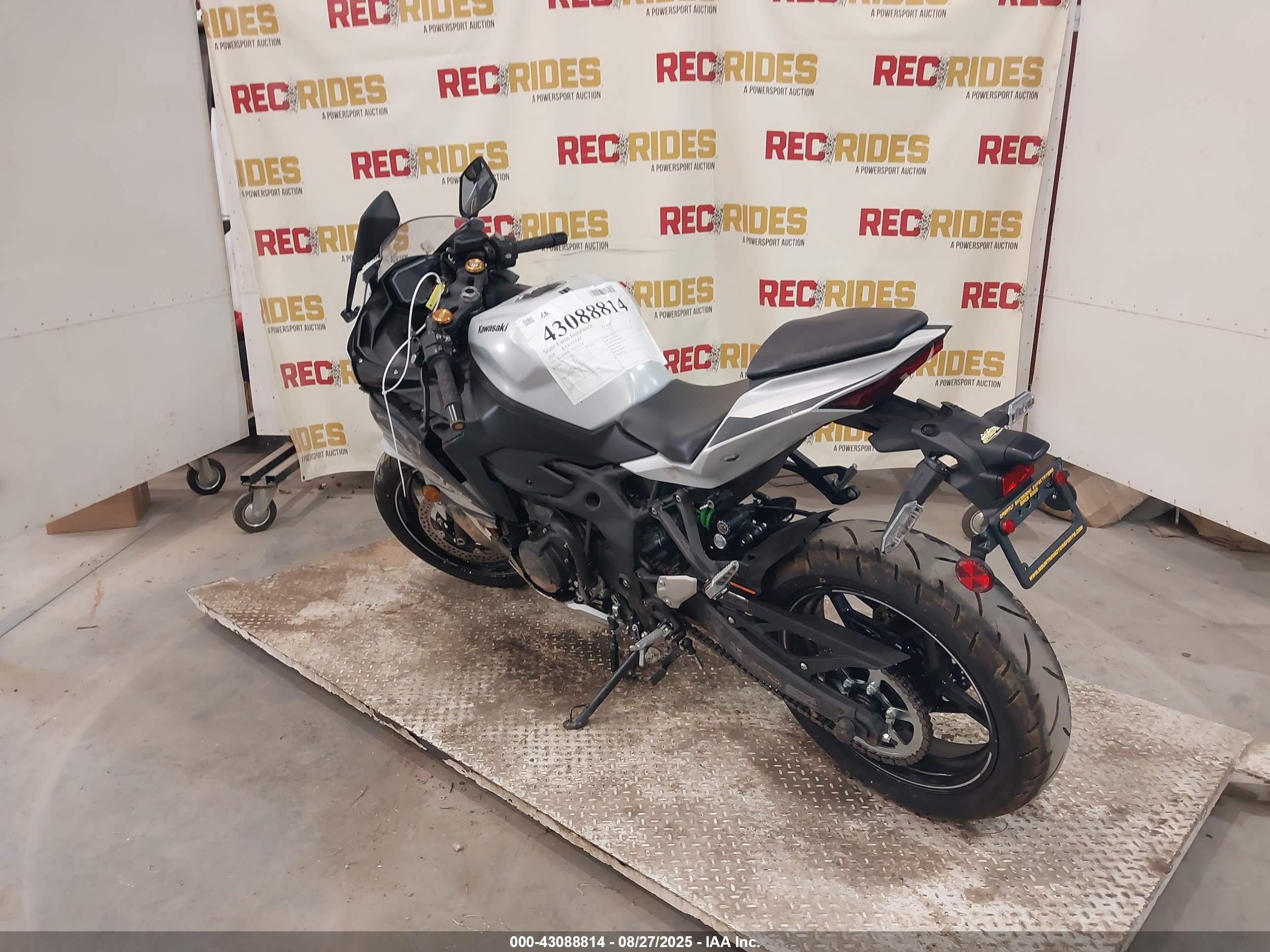 KAWASAKI ZX400 image 3