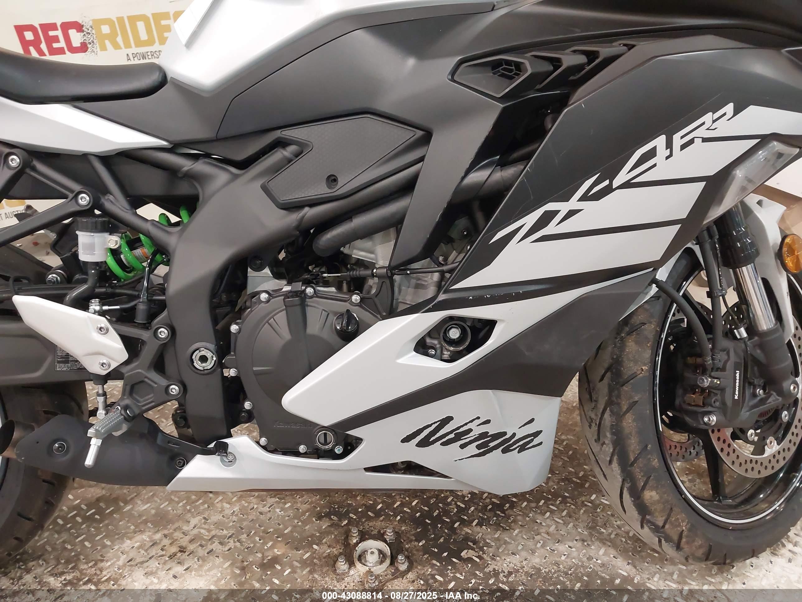 KAWASAKI ZX400 image 8
