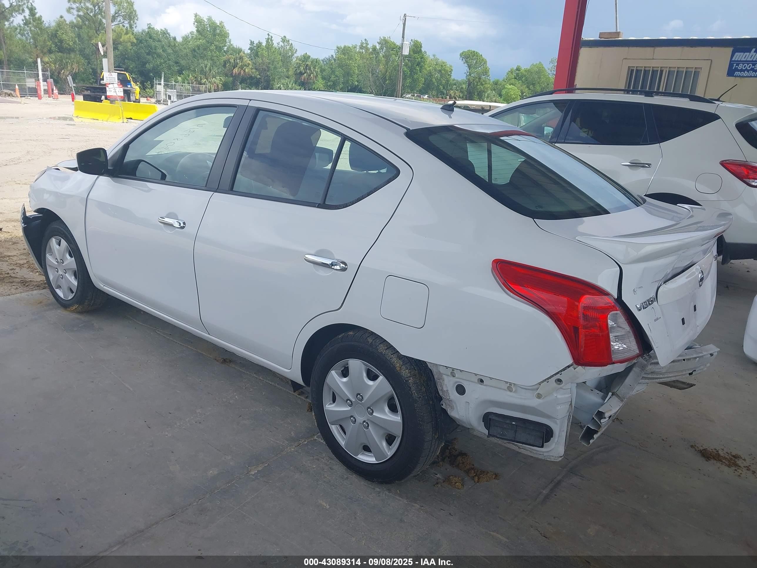 NISSAN VERSA image 3