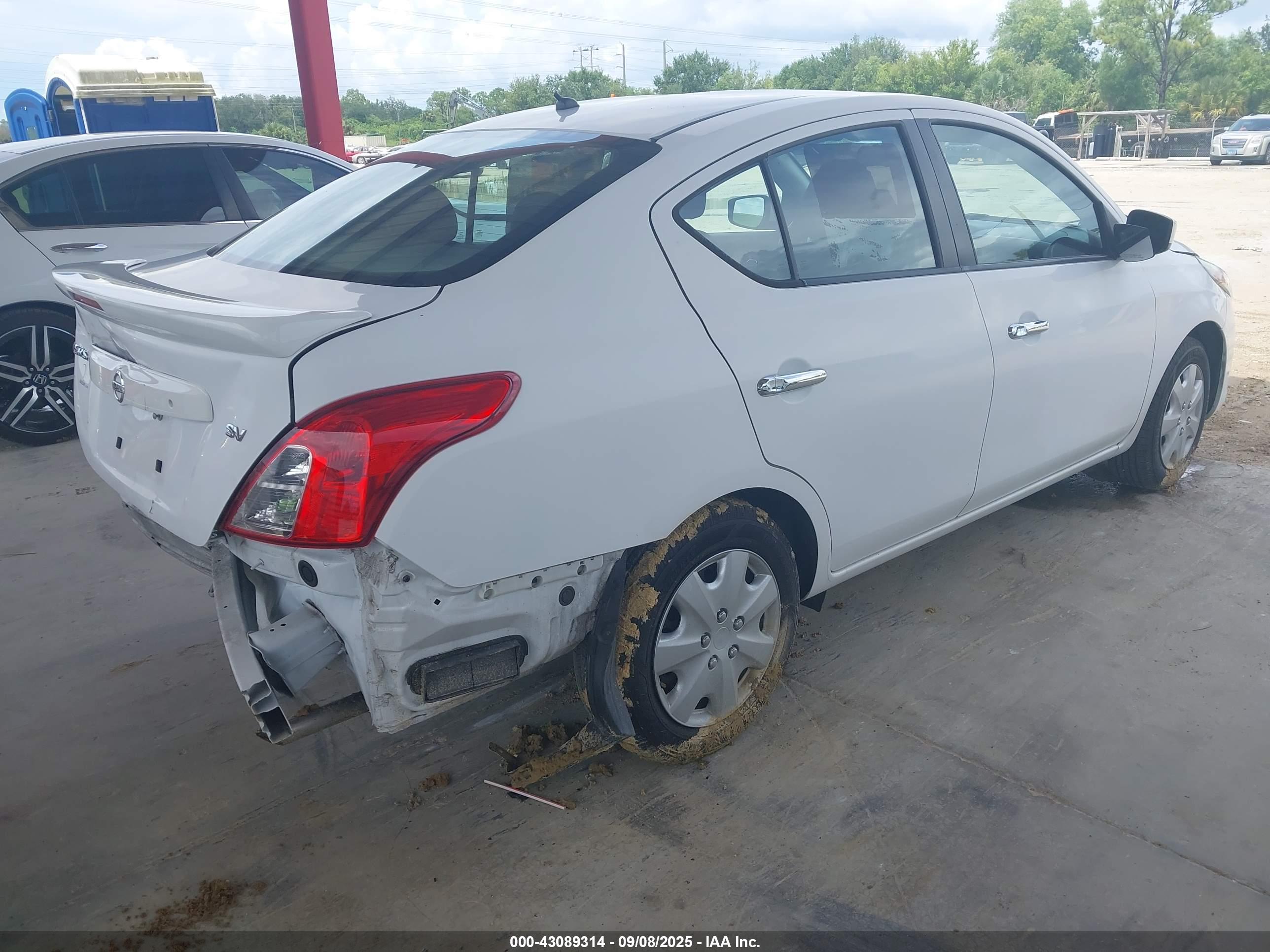 NISSAN VERSA image 4