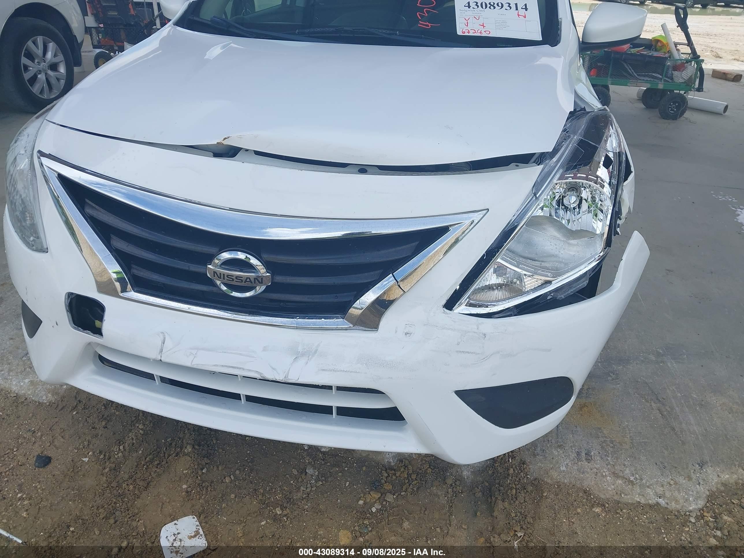 NISSAN VERSA image 6