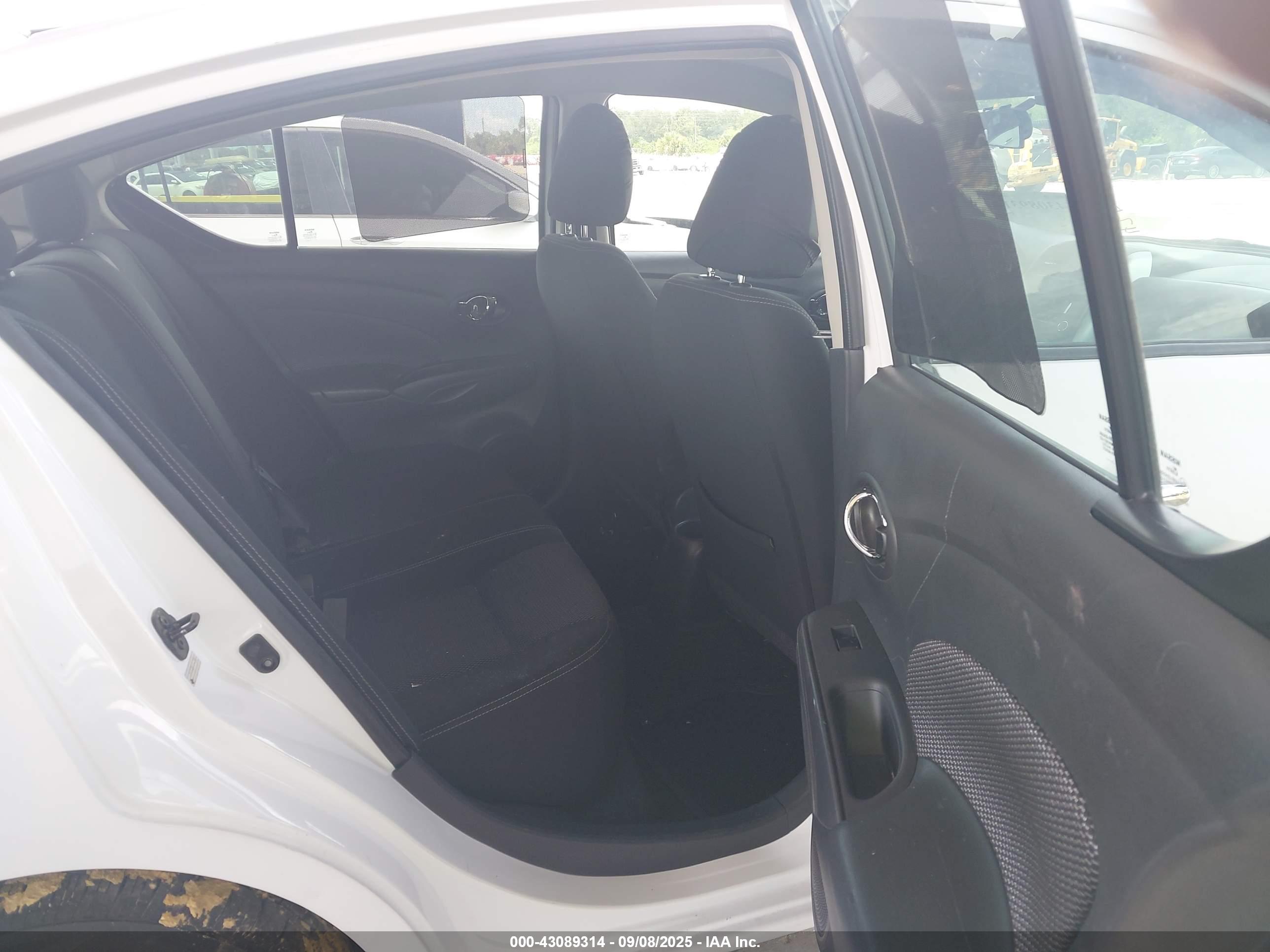 NISSAN VERSA image 8