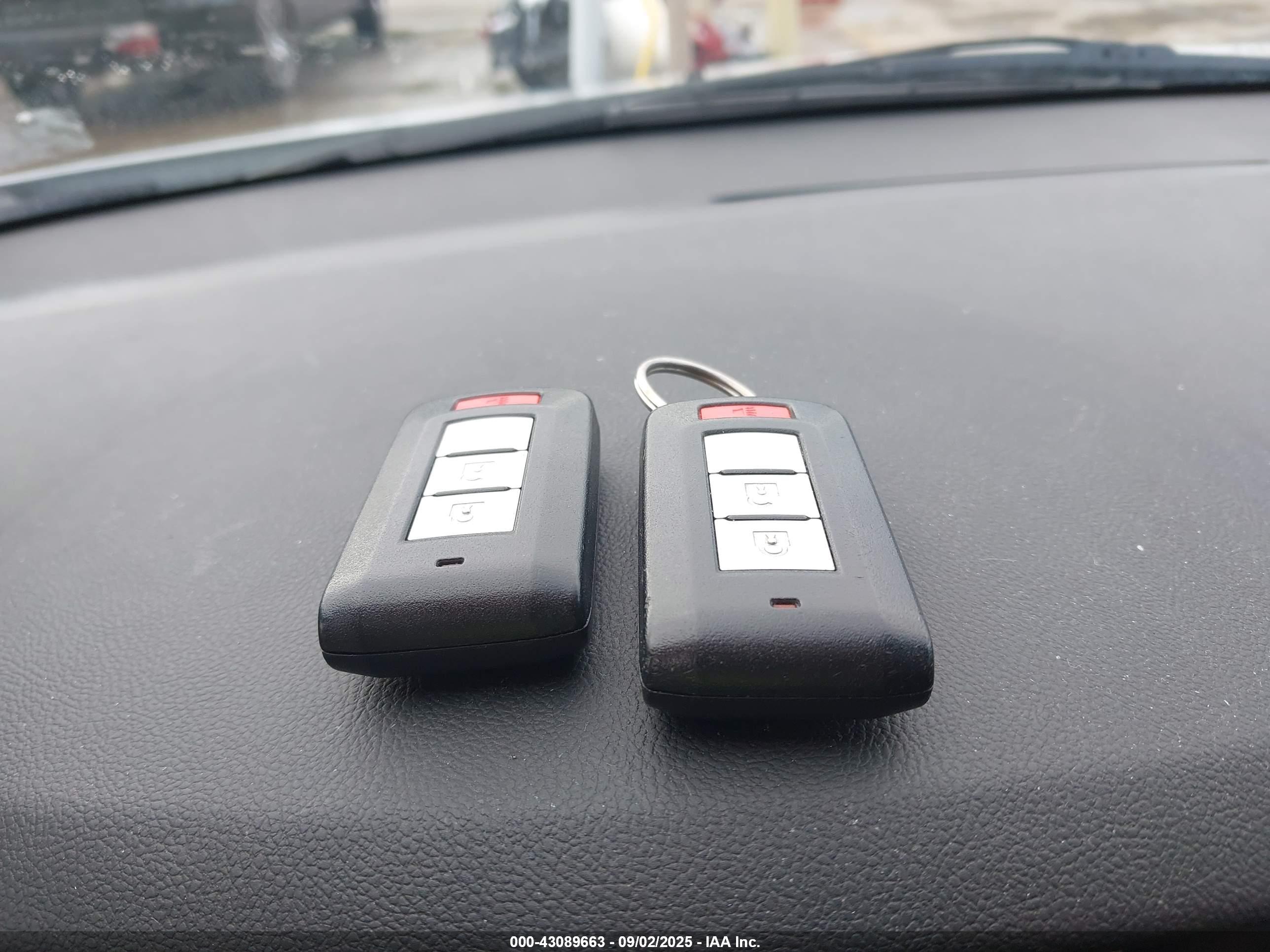 MITSUBISHI OUTLANDER image 11
