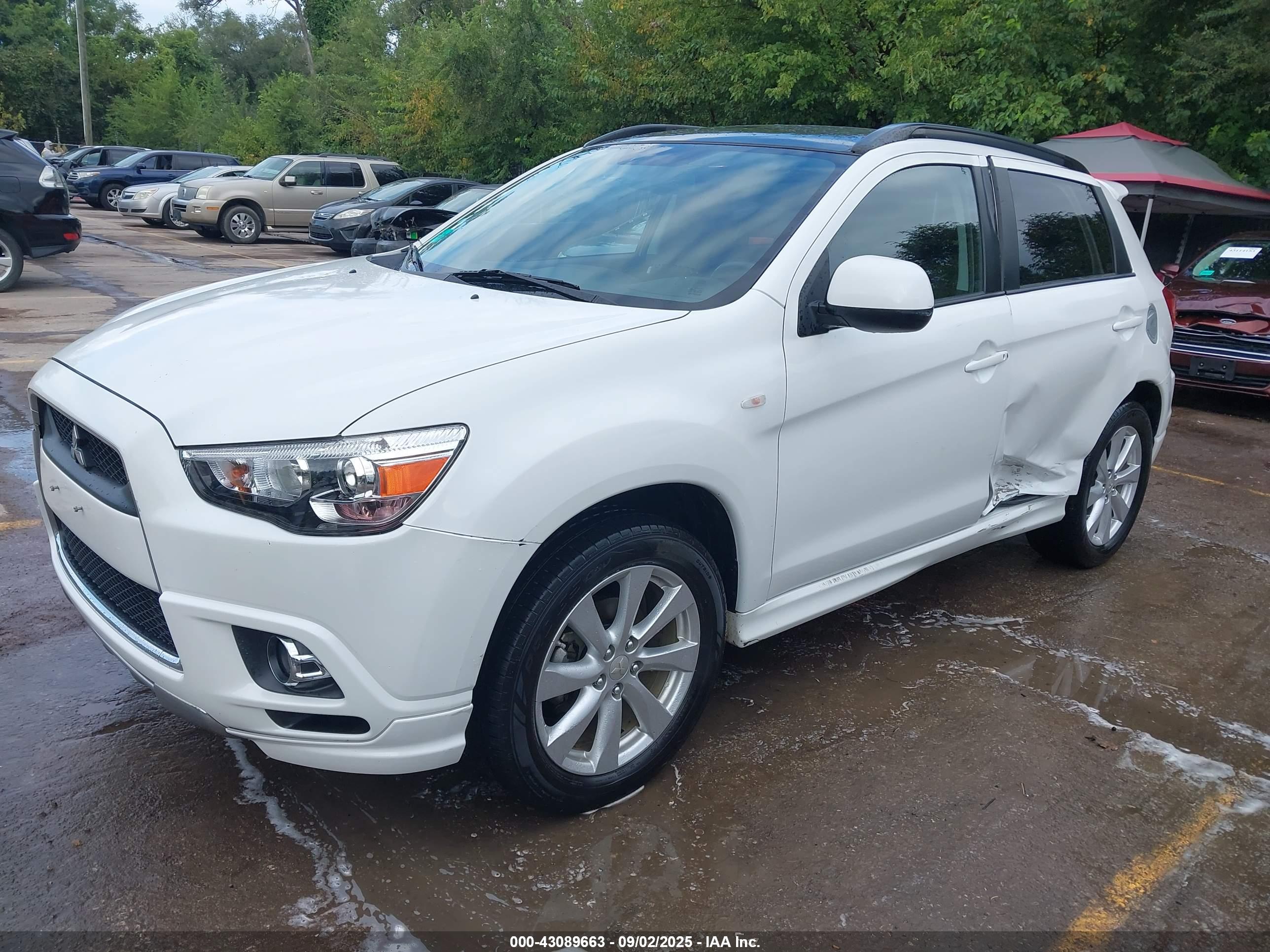 MITSUBISHI OUTLANDER image 2