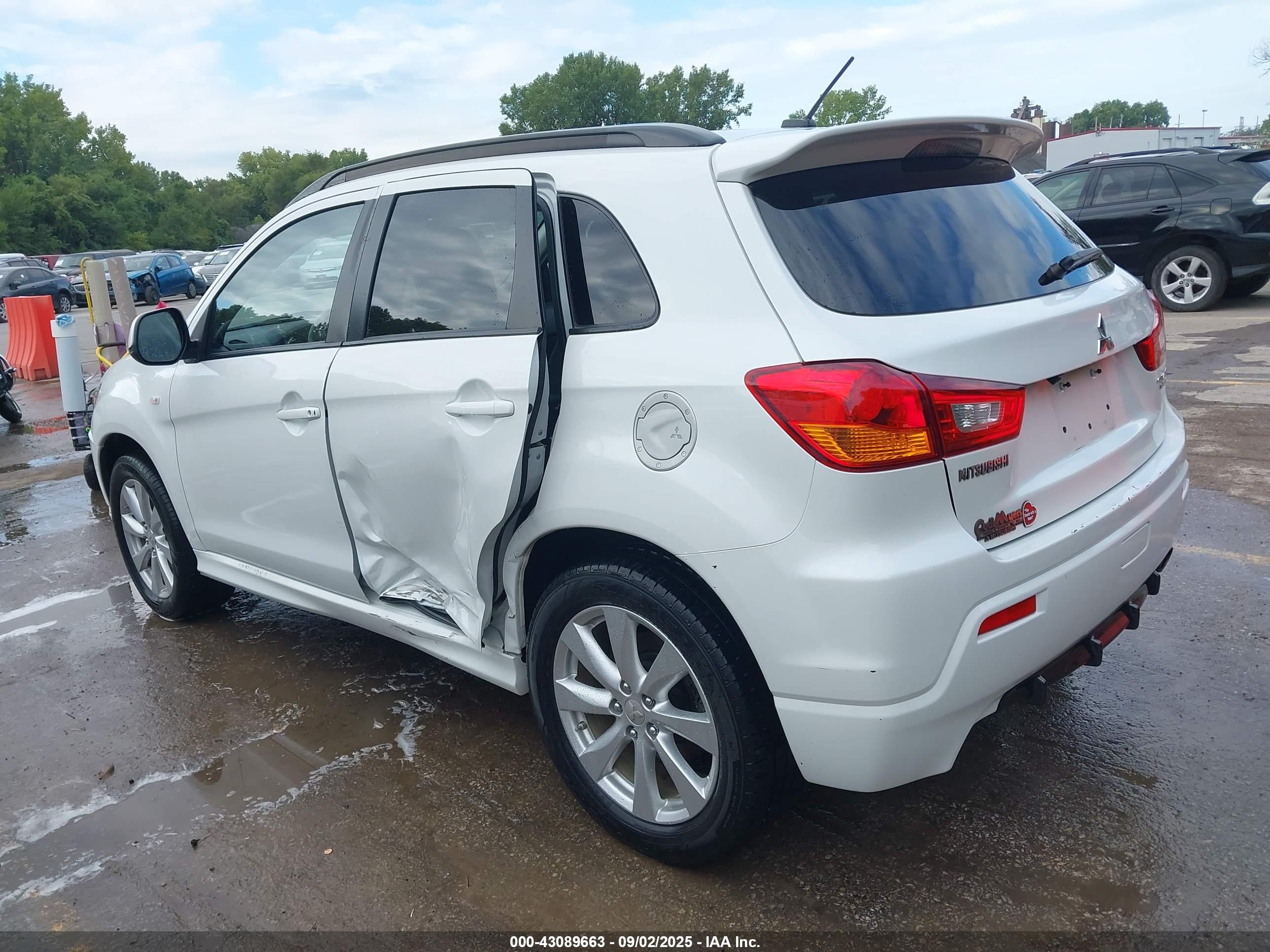 MITSUBISHI OUTLANDER image 3