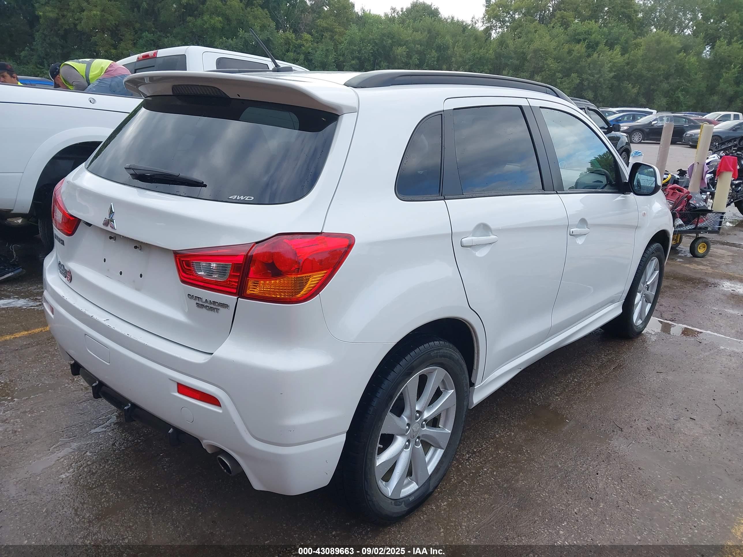 MITSUBISHI OUTLANDER image 4