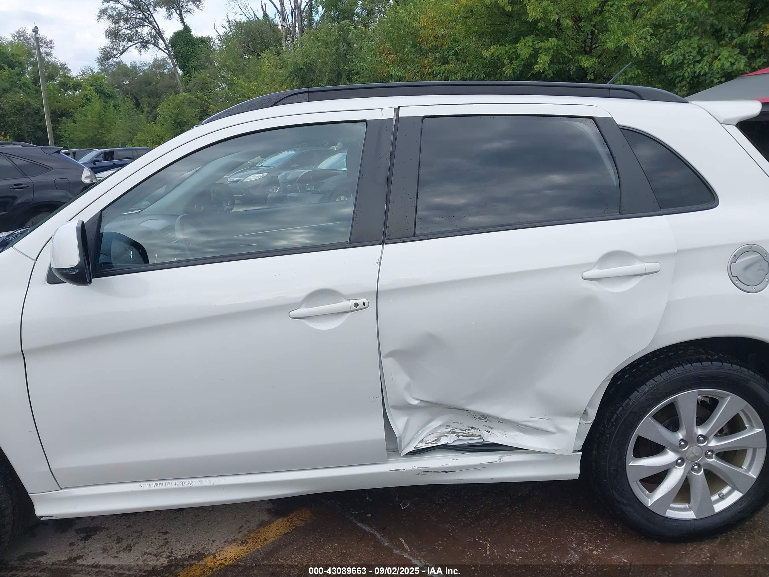 MITSUBISHI OUTLANDER image 6