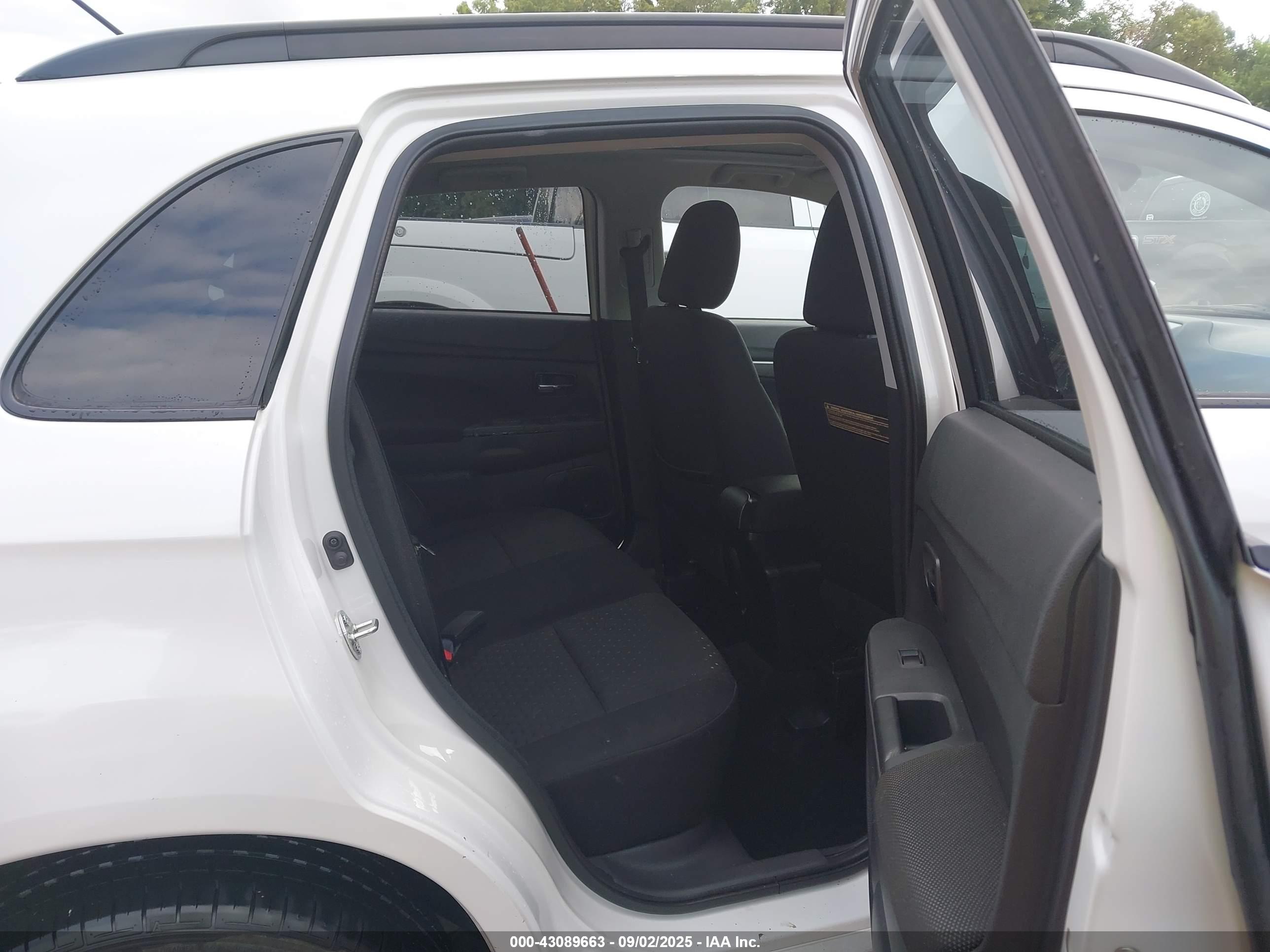 MITSUBISHI OUTLANDER image 8
