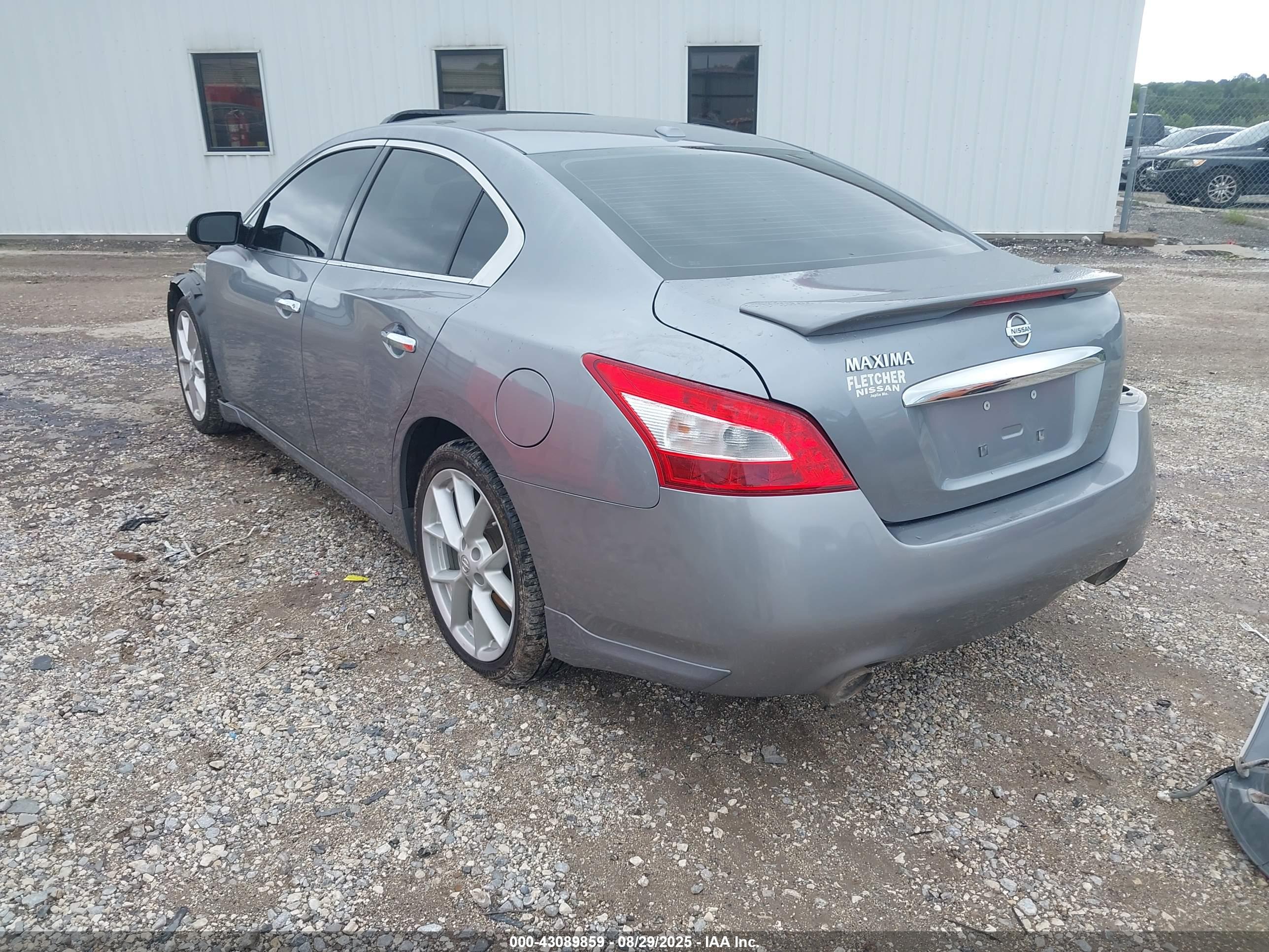 NISSAN MAXIMA image 3