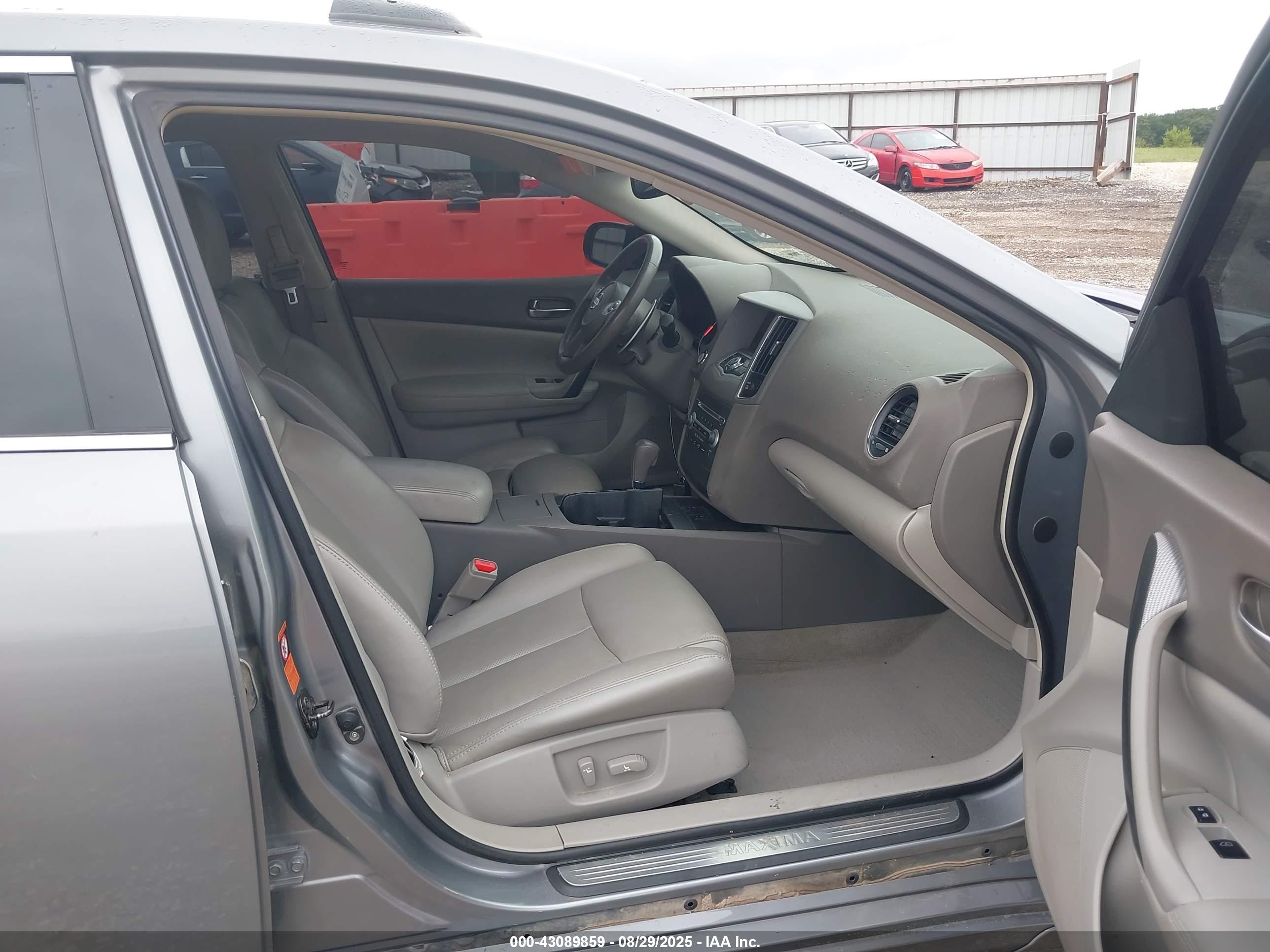 NISSAN MAXIMA image 5