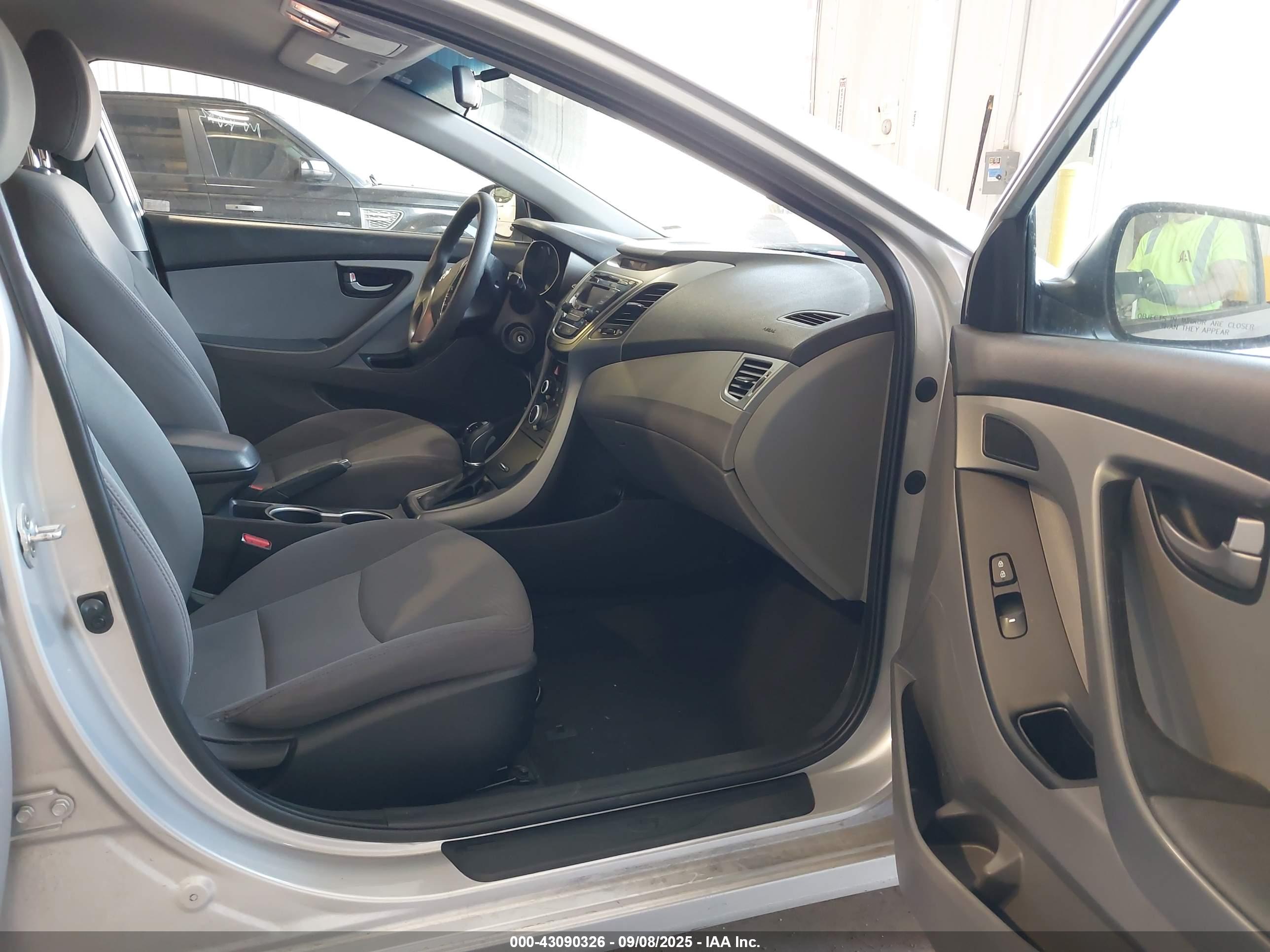 HYUNDAI ELANTRA image 5