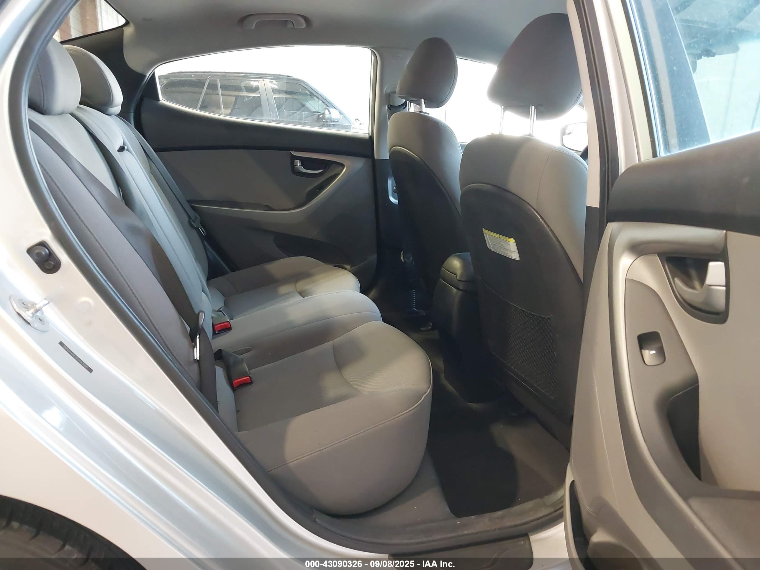 HYUNDAI ELANTRA image 8