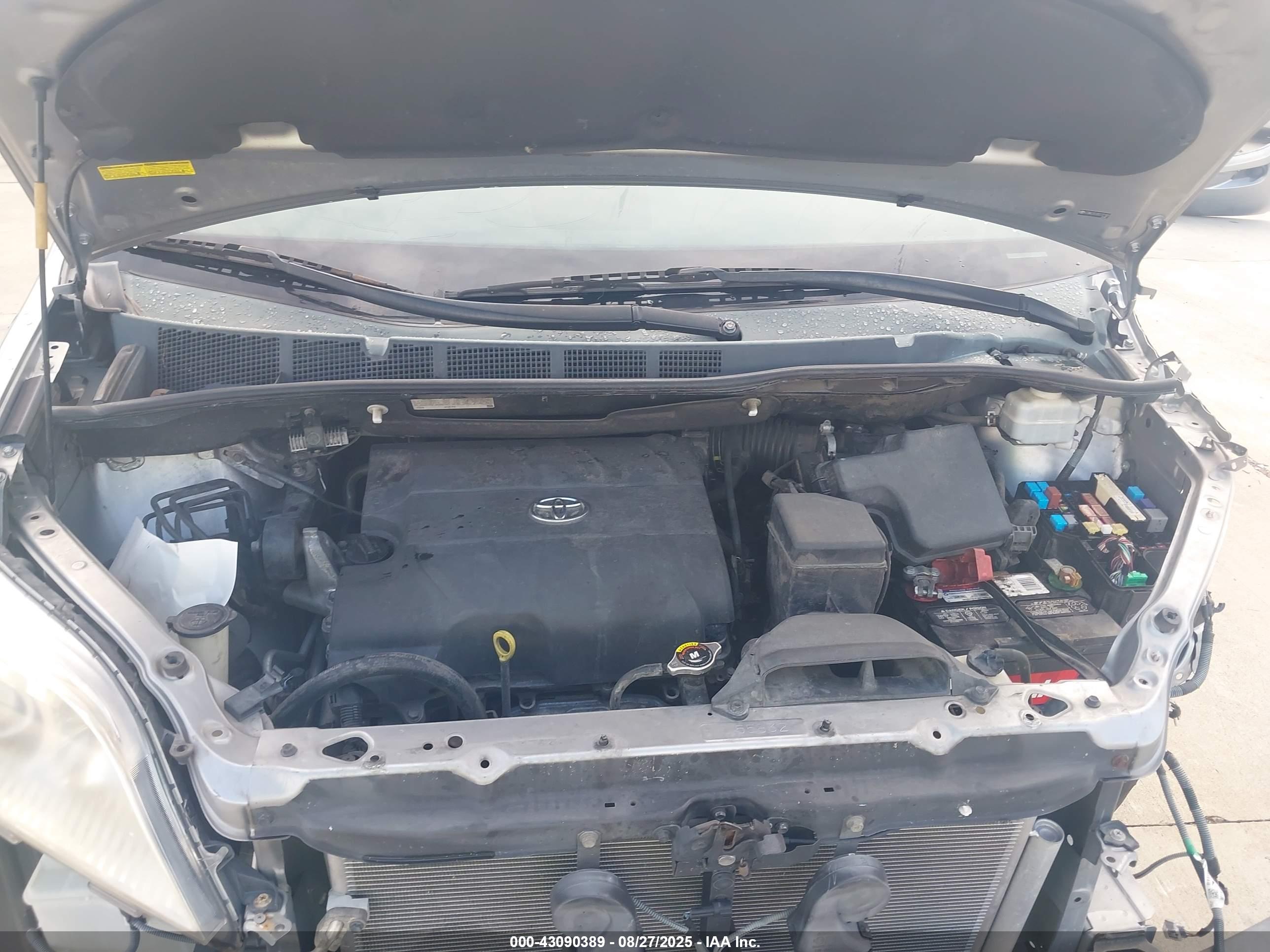 TOYOTA SIENNA image 10