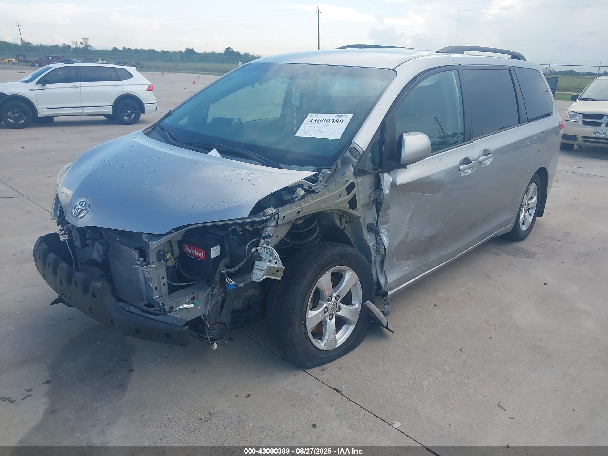 TOYOTA SIENNA image 2
