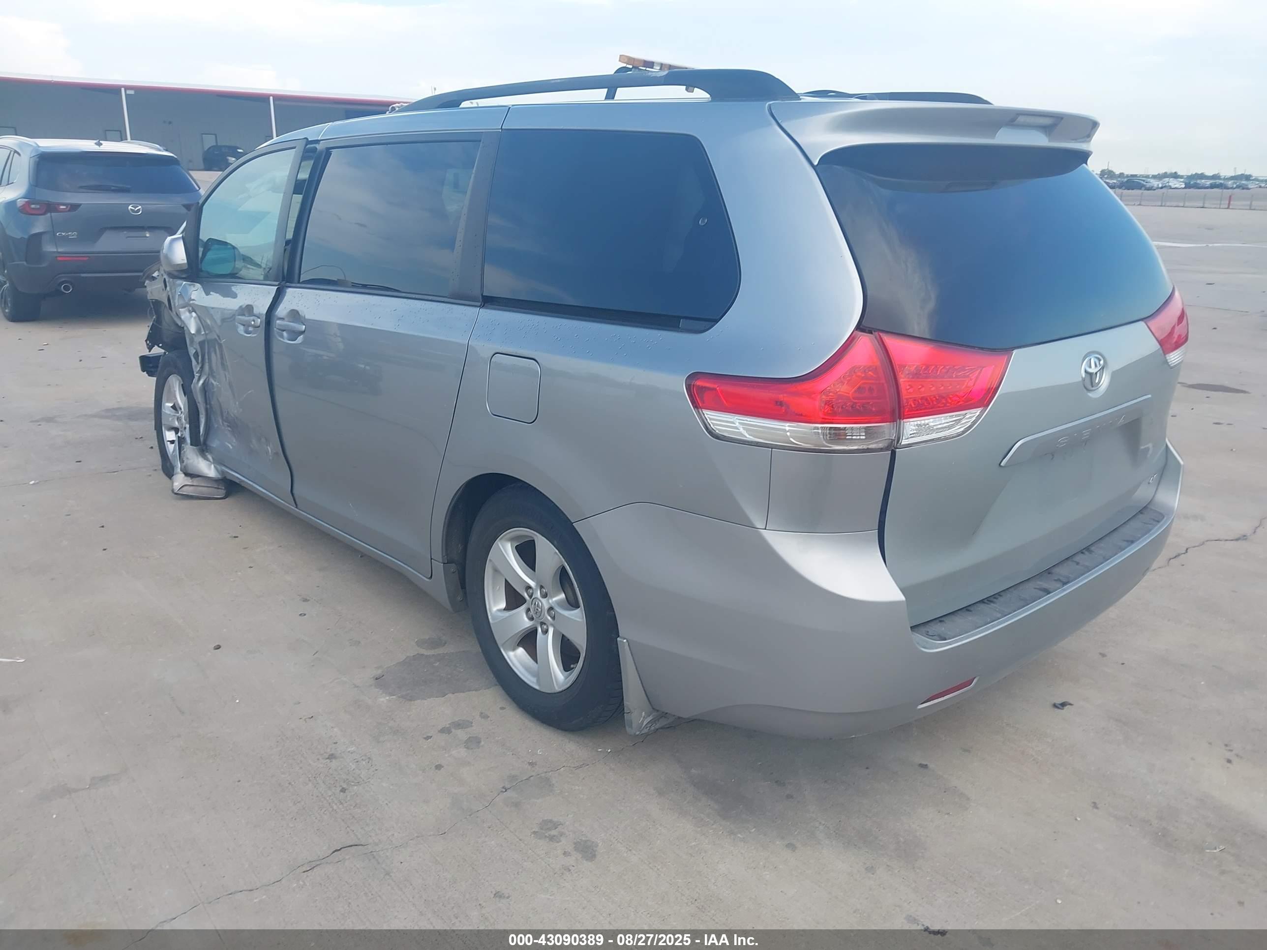 TOYOTA SIENNA image 3