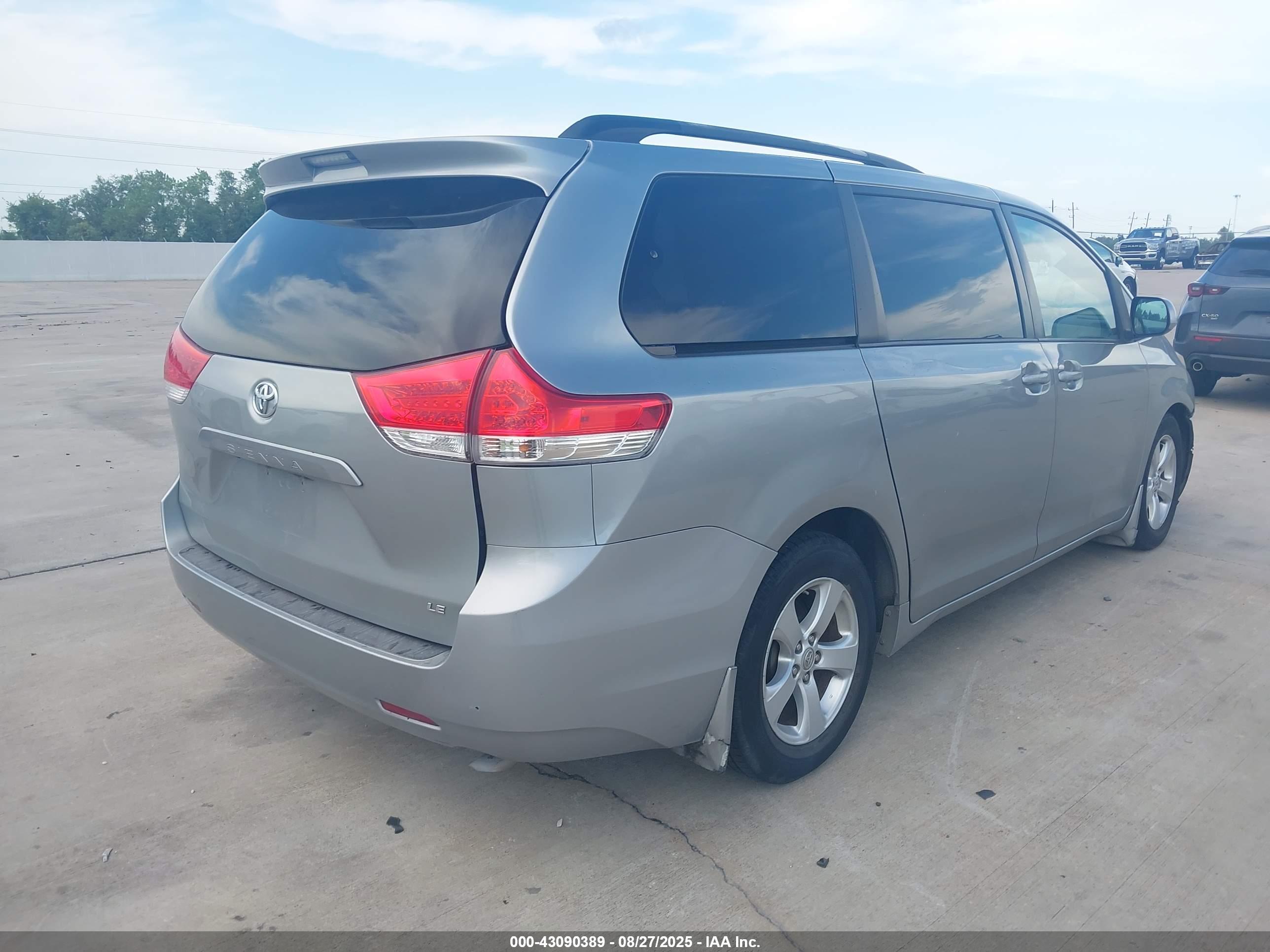 TOYOTA SIENNA image 4