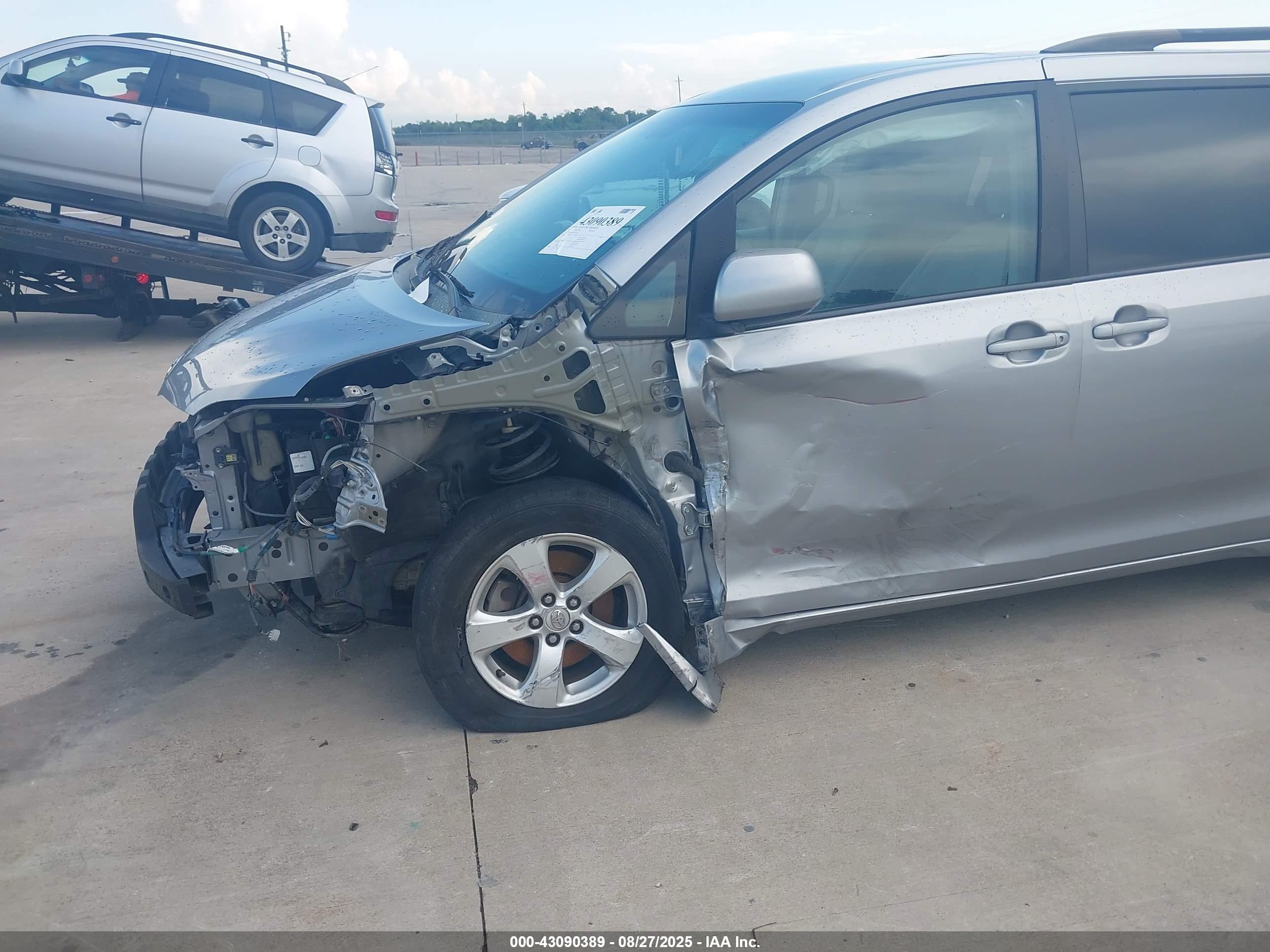 TOYOTA SIENNA image 6