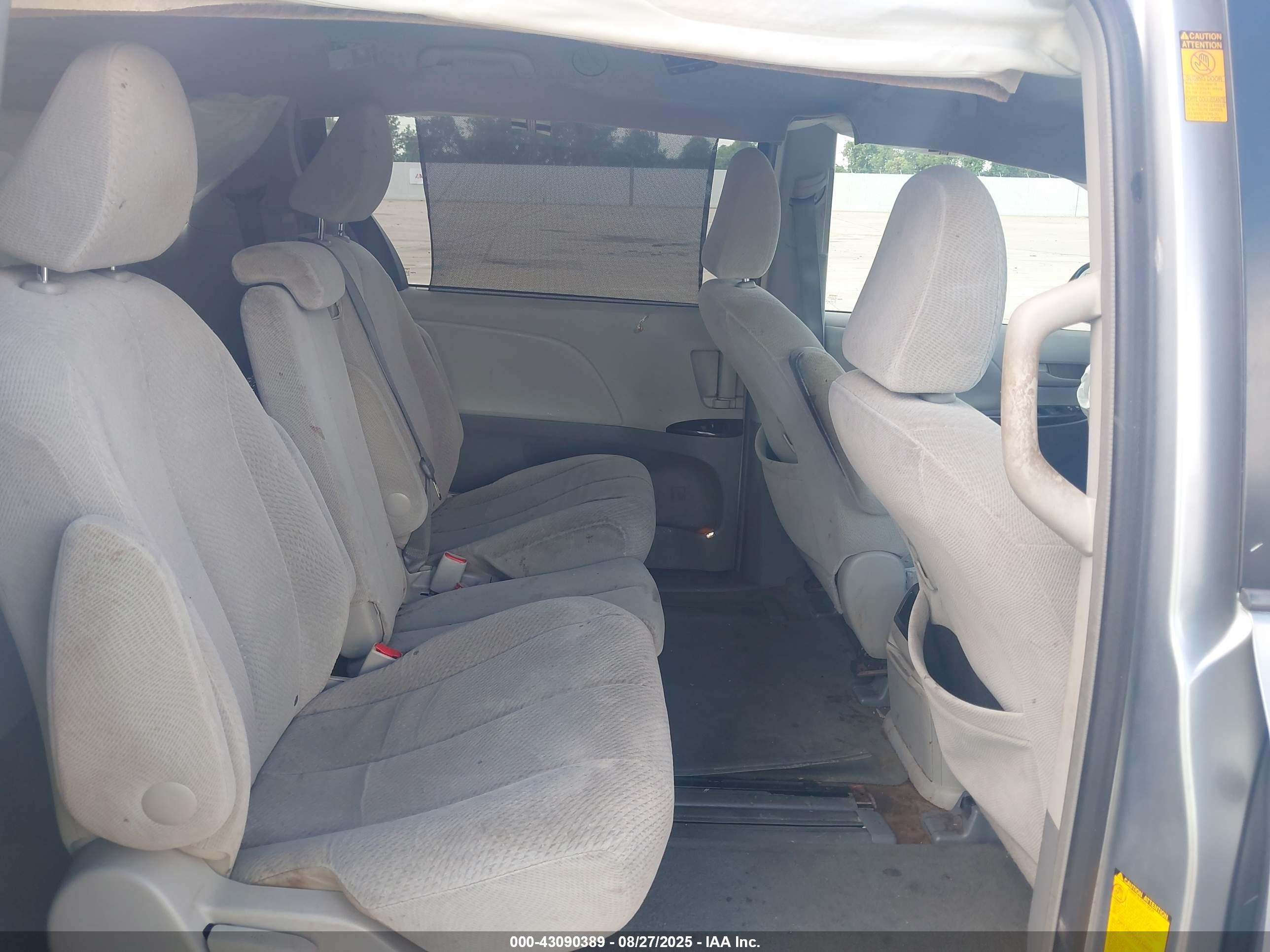 TOYOTA SIENNA image 8