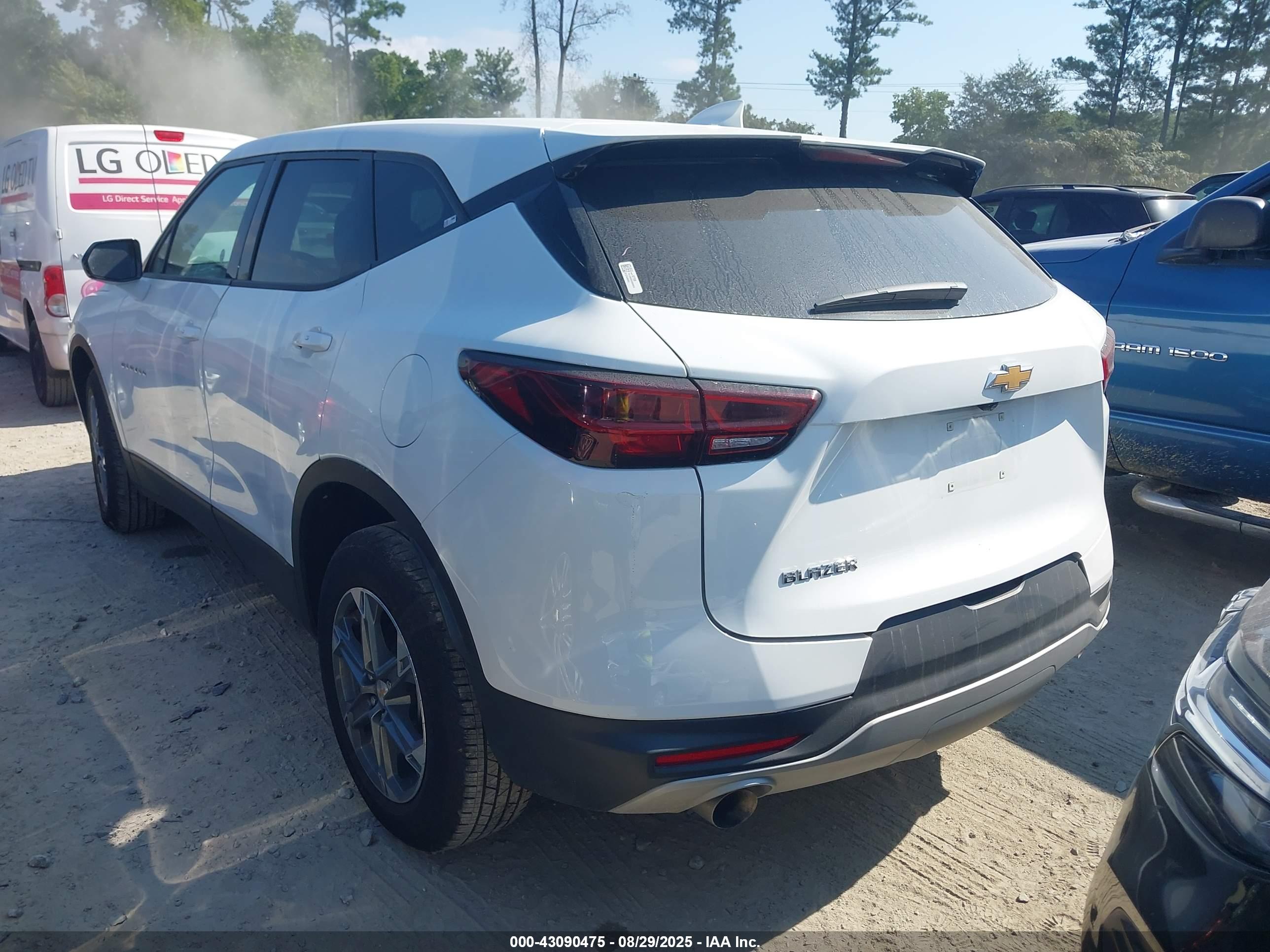 CHEVROLET BLAZER image 3