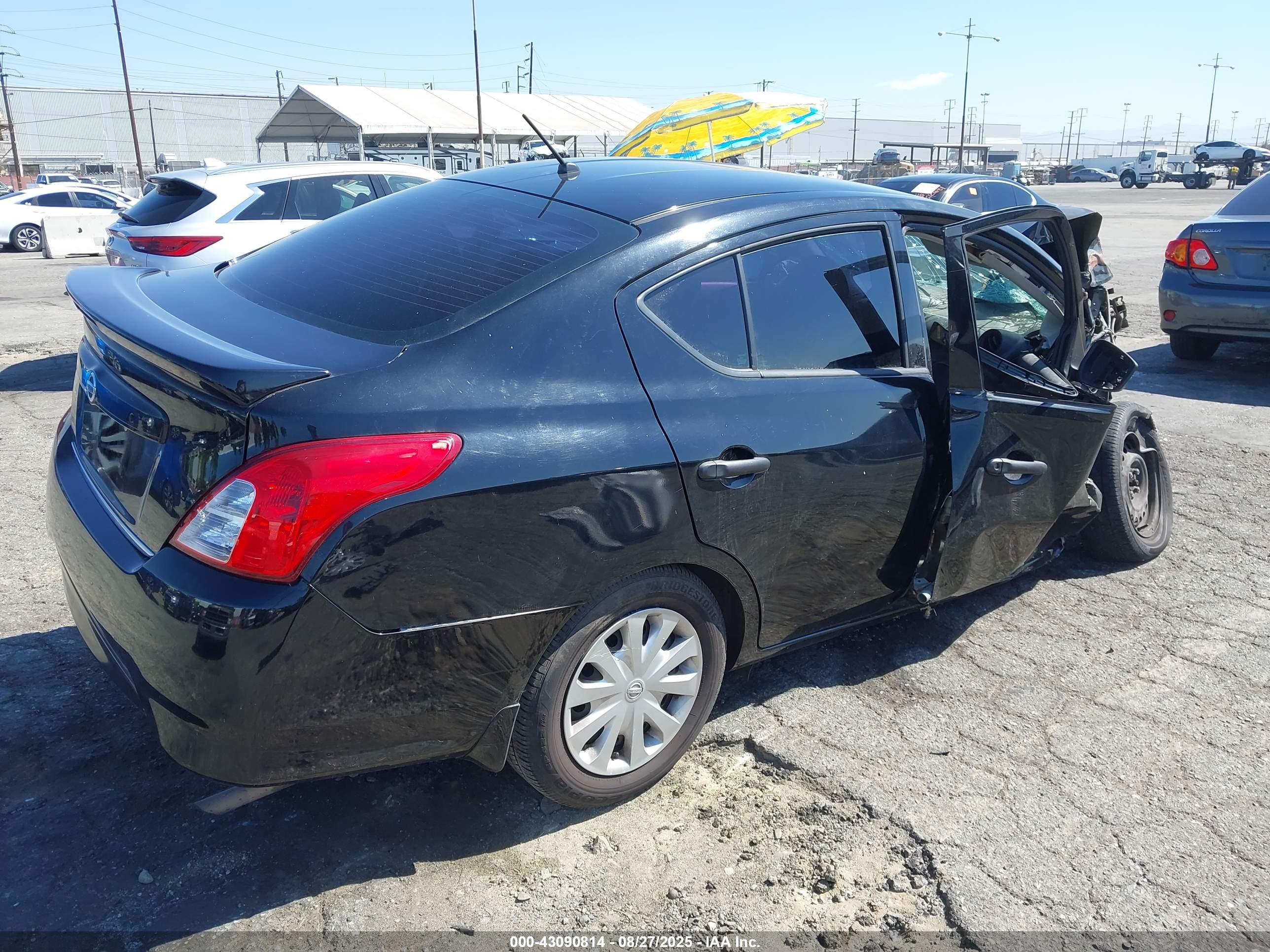 NISSAN VERSA image 4